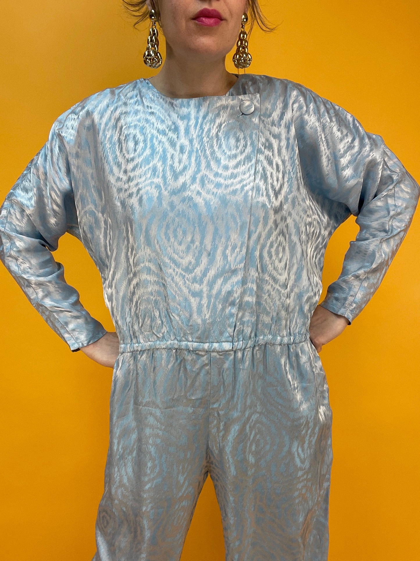 Fabulöser 80s Jumpsuit mit satinhaft schimmerndem Webmuster
