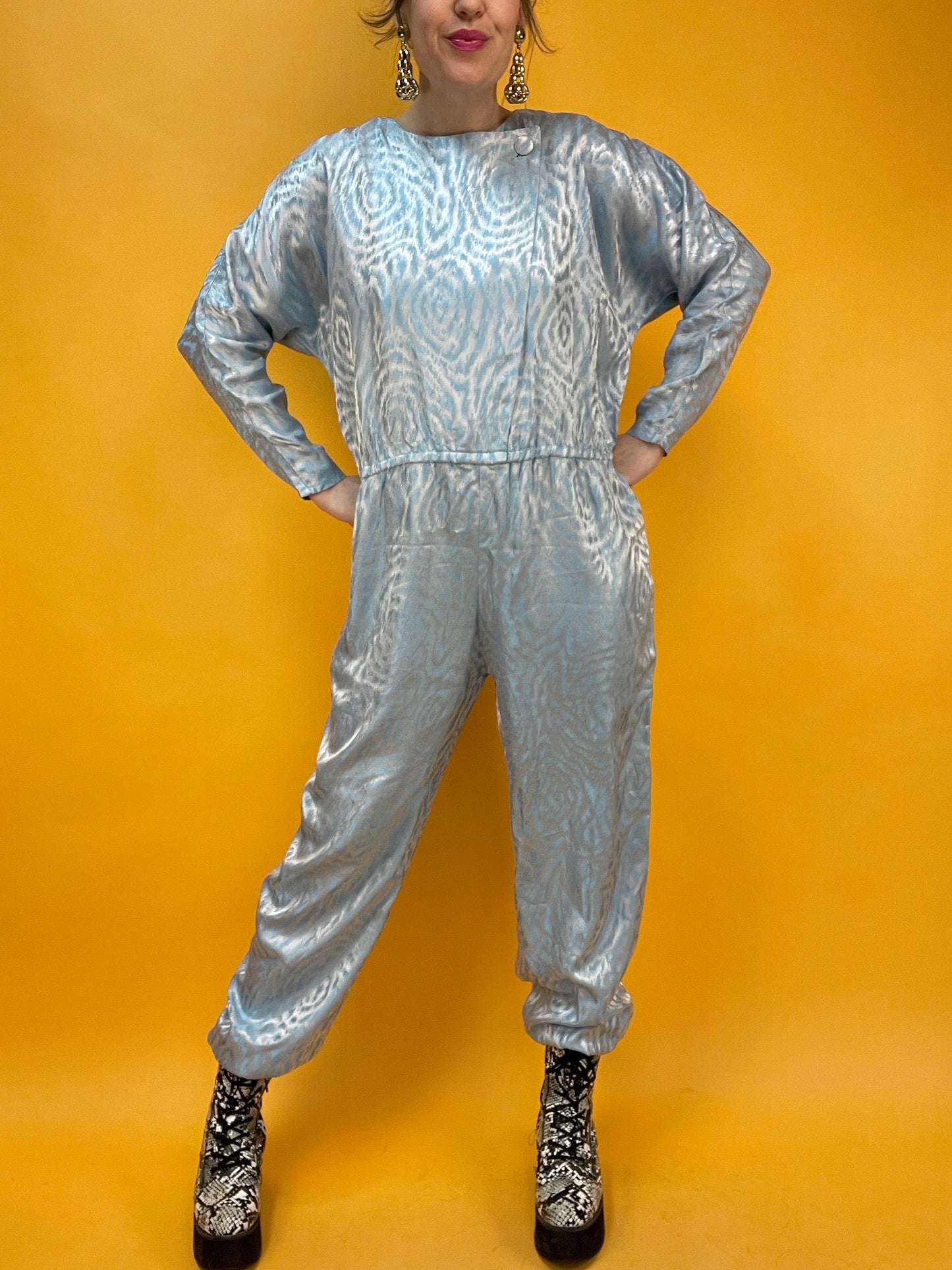 Fabulöser 80s Jumpsuit mit satinhaft schimmerndem Webmuster