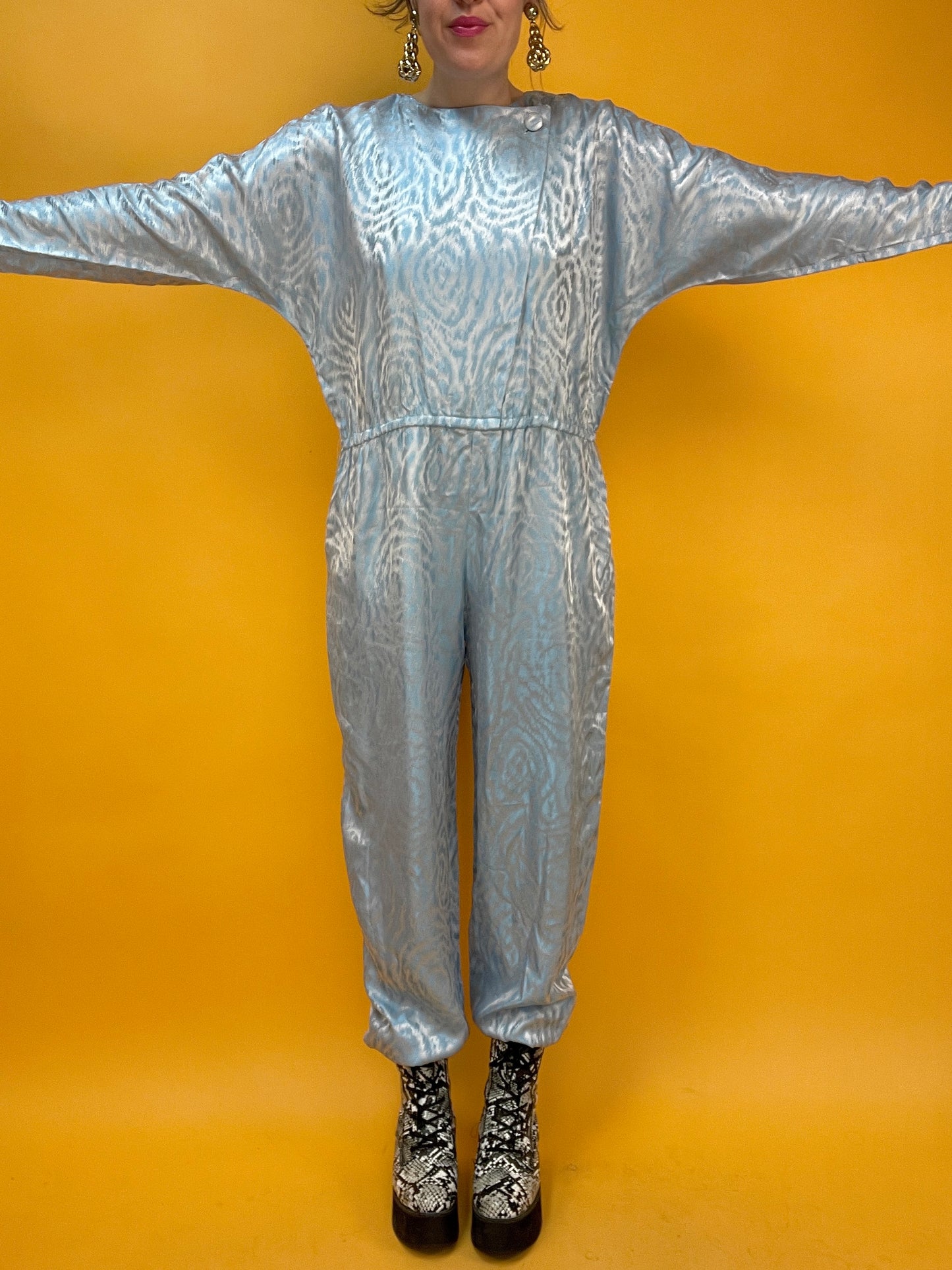 Fabulöser 80s Jumpsuit mit satinhaft schimmerndem Webmuster