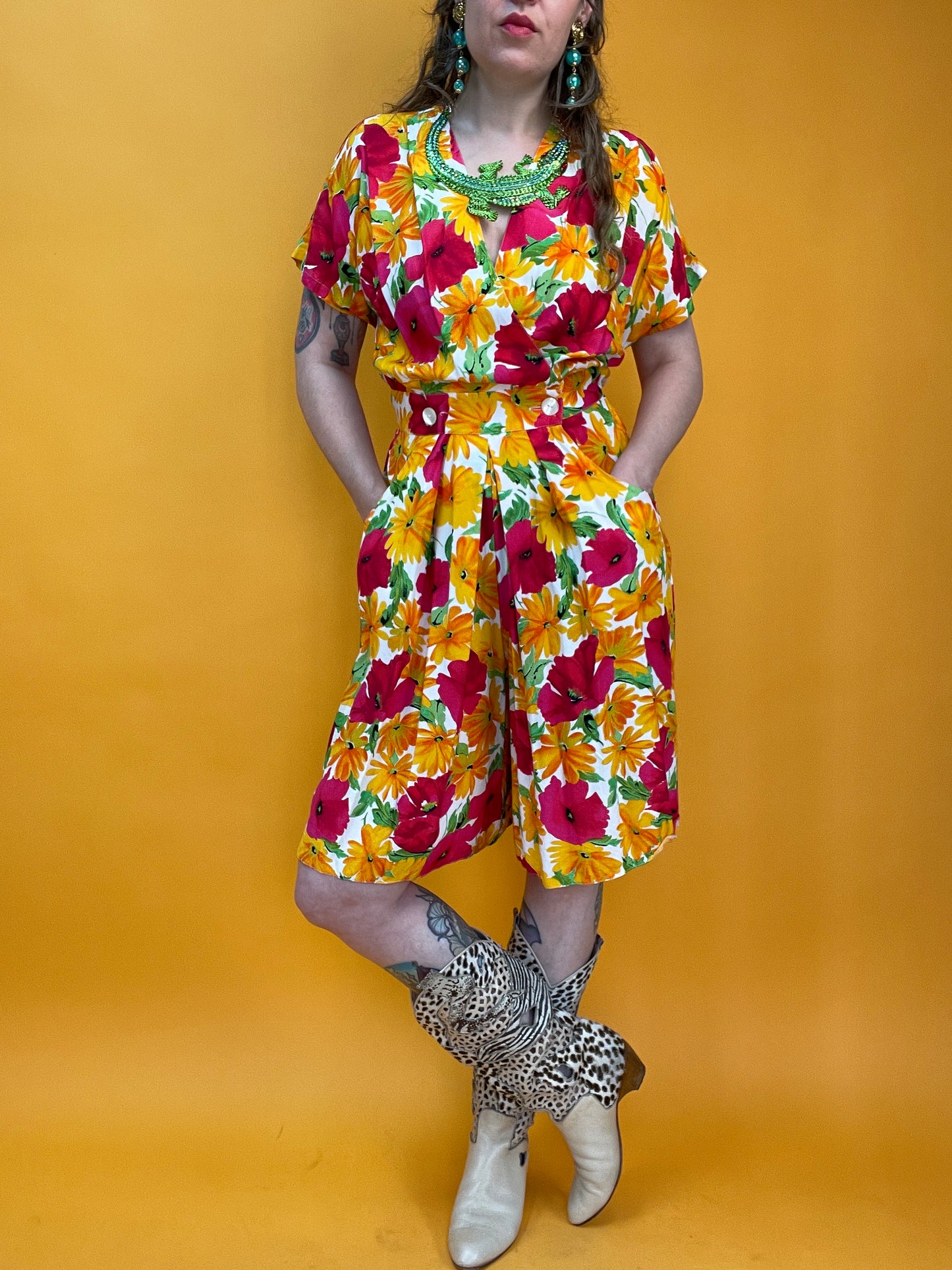 Fescher Shorts Playsuit mit knalligem Blumenmuster