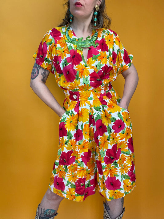 Fescher Shorts Playsuit mit knalligem Blumenmuster