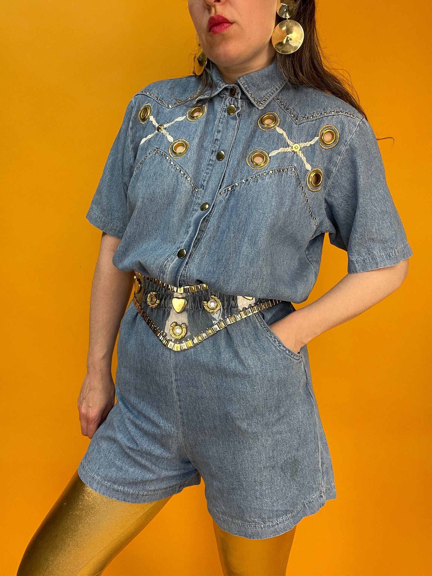 Cooler Shortsjumpsuit aus dünnem Denim mit maritimer Bestickung