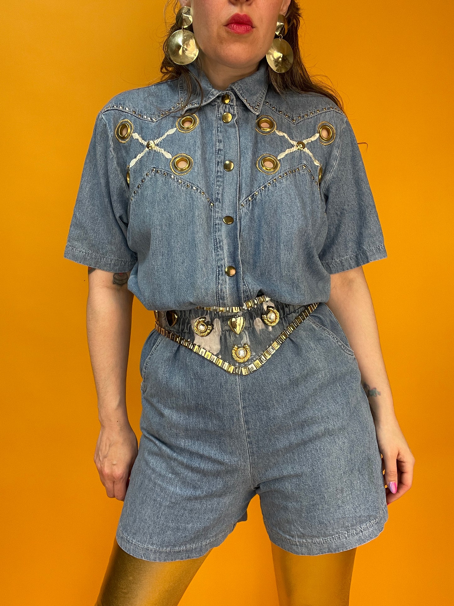 Cooler Shortsjumpsuit aus dünnem Denim mit maritimer Bestickung