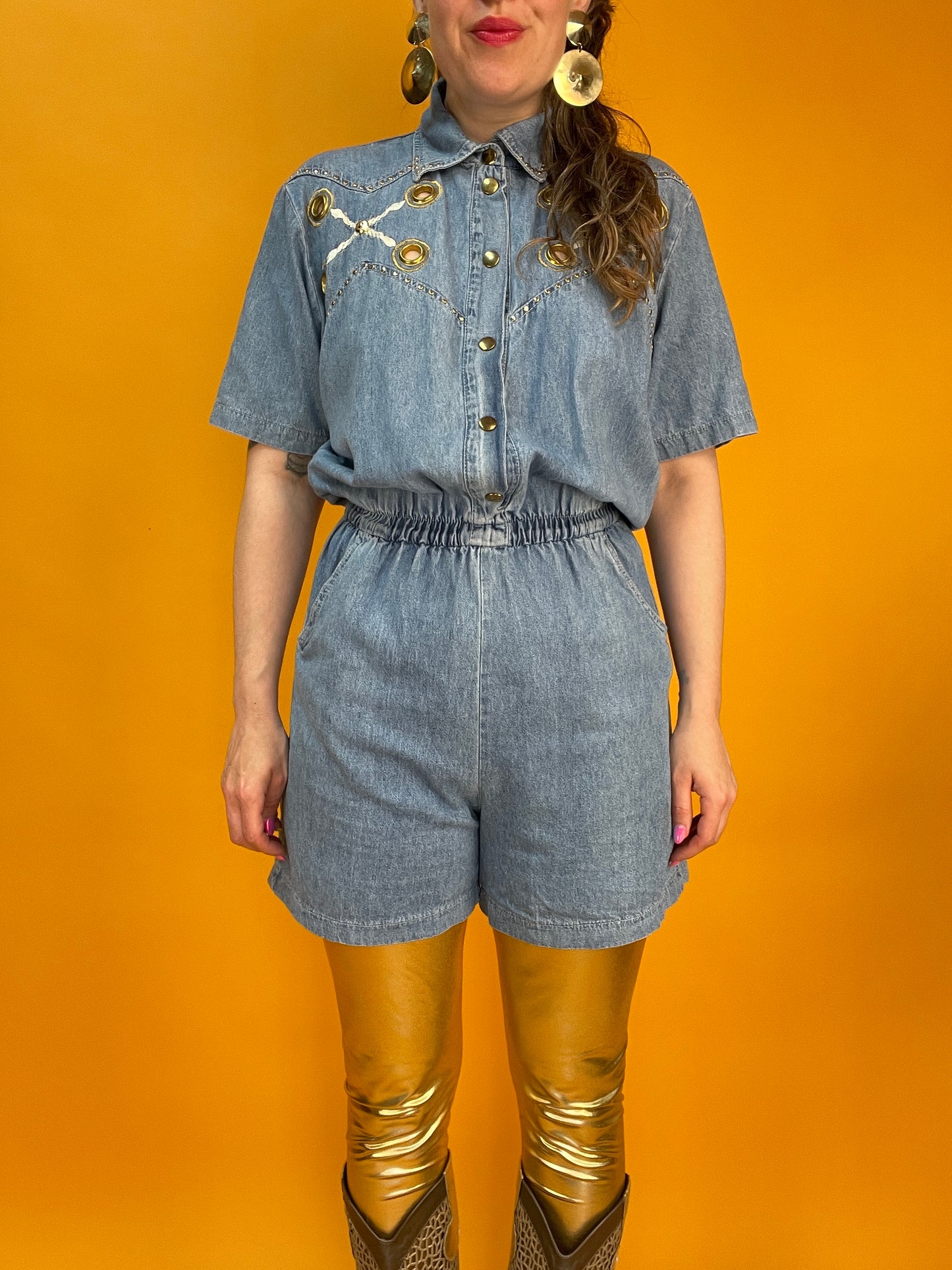 Cooler Shortsjumpsuit aus dünnem Denim mit maritimer Bestickung