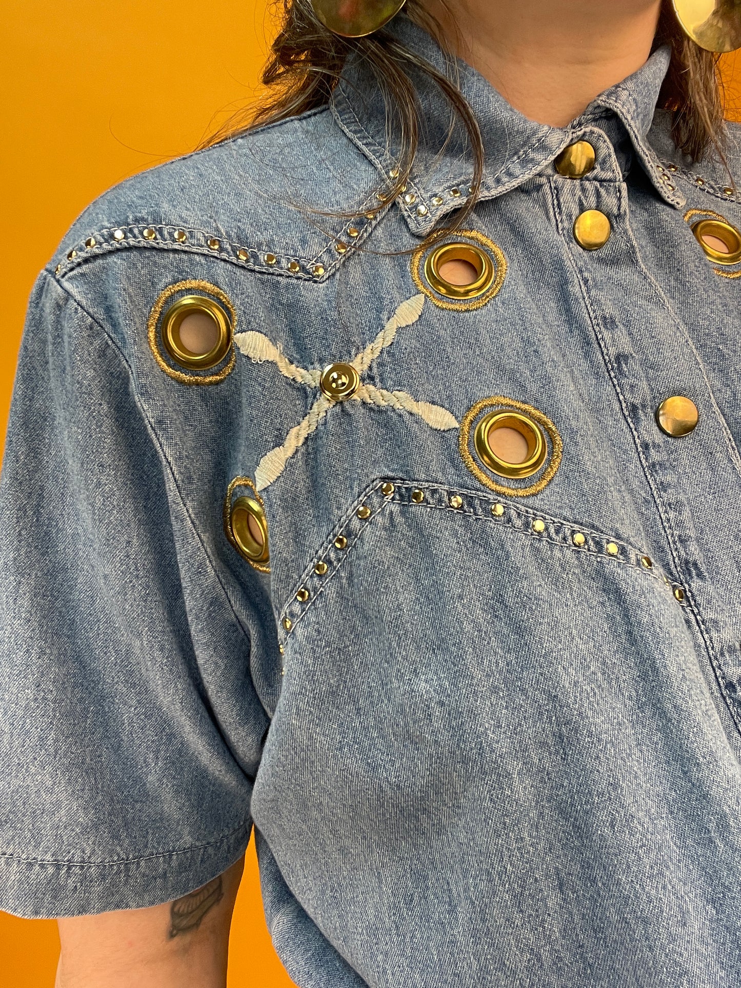 Cooler Shortsjumpsuit aus dünnem Denim mit maritimer Bestickung