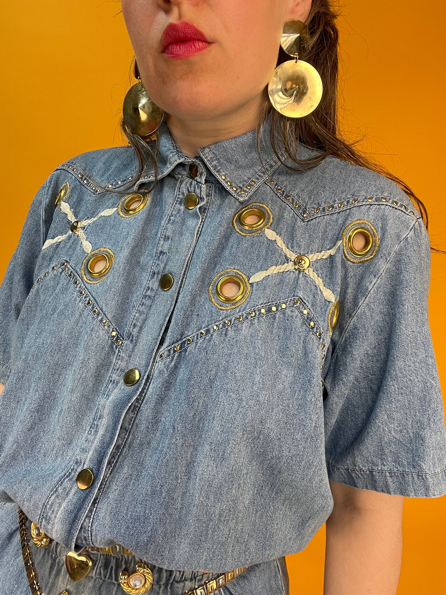Cooler Shortsjumpsuit aus dünnem Denim mit maritimer Bestickung