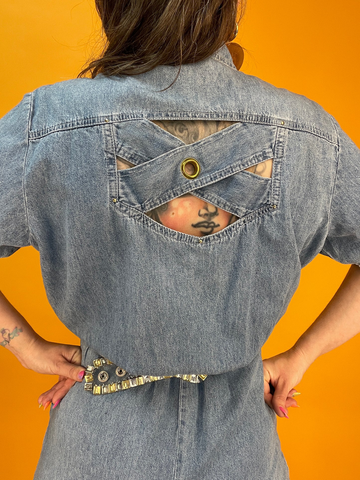 Cooler Shortsjumpsuit aus dünnem Denim mit maritimer Bestickung