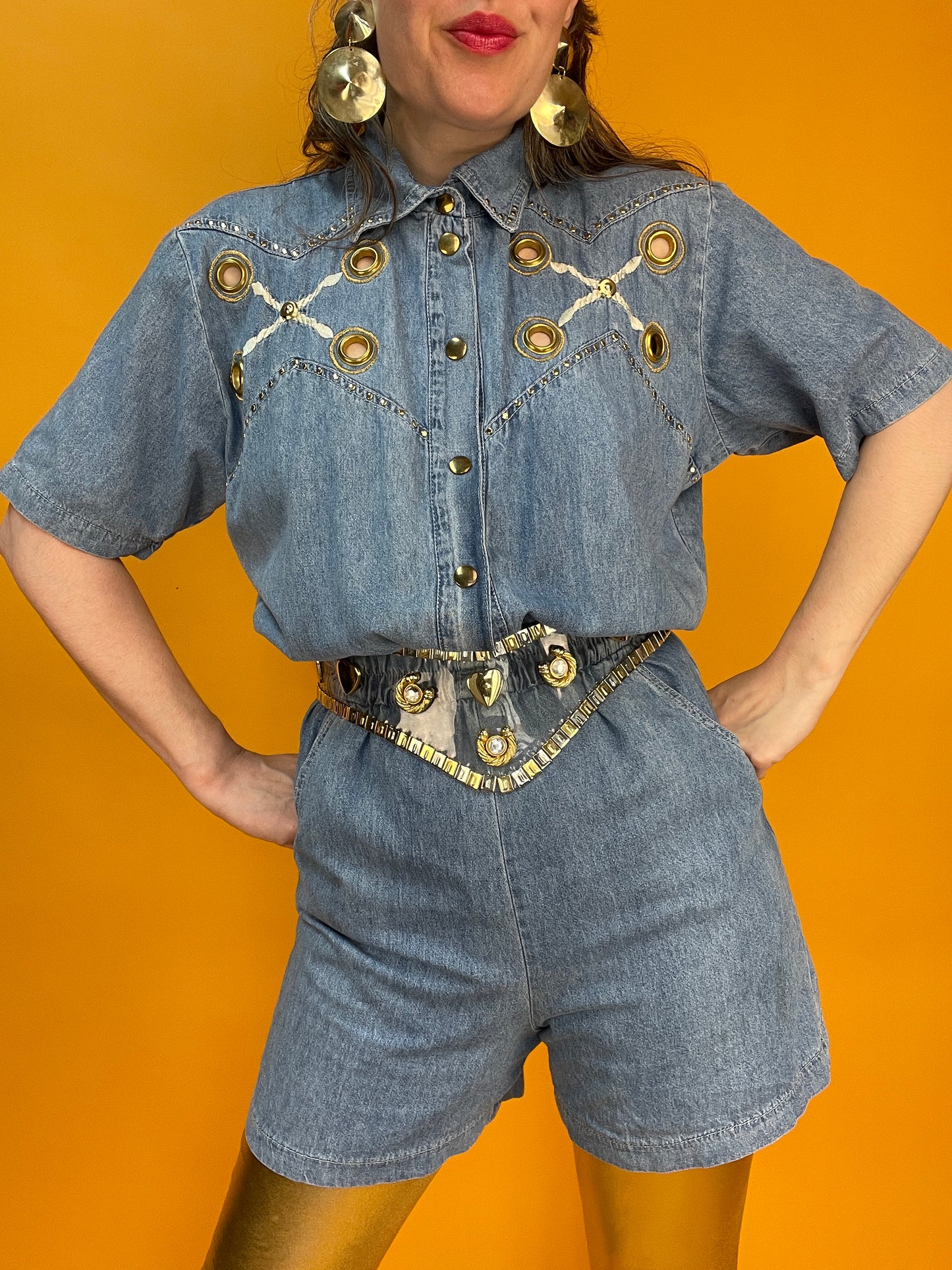 Cooler Shortsjumpsuit aus dünnem Denim mit maritimer Bestickung