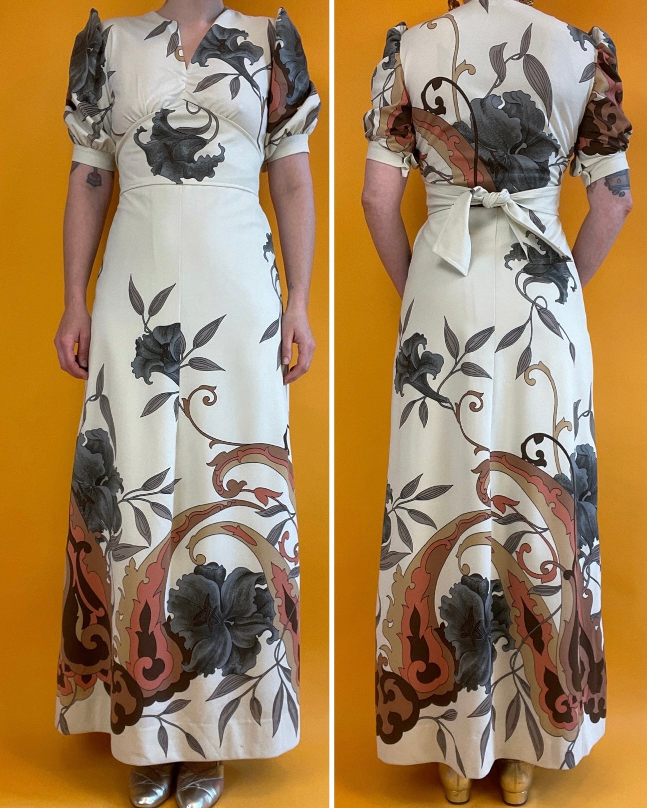 Cremeweißes 70er Maxikleid mit floralem Ornamentprint und Puffärmelchen