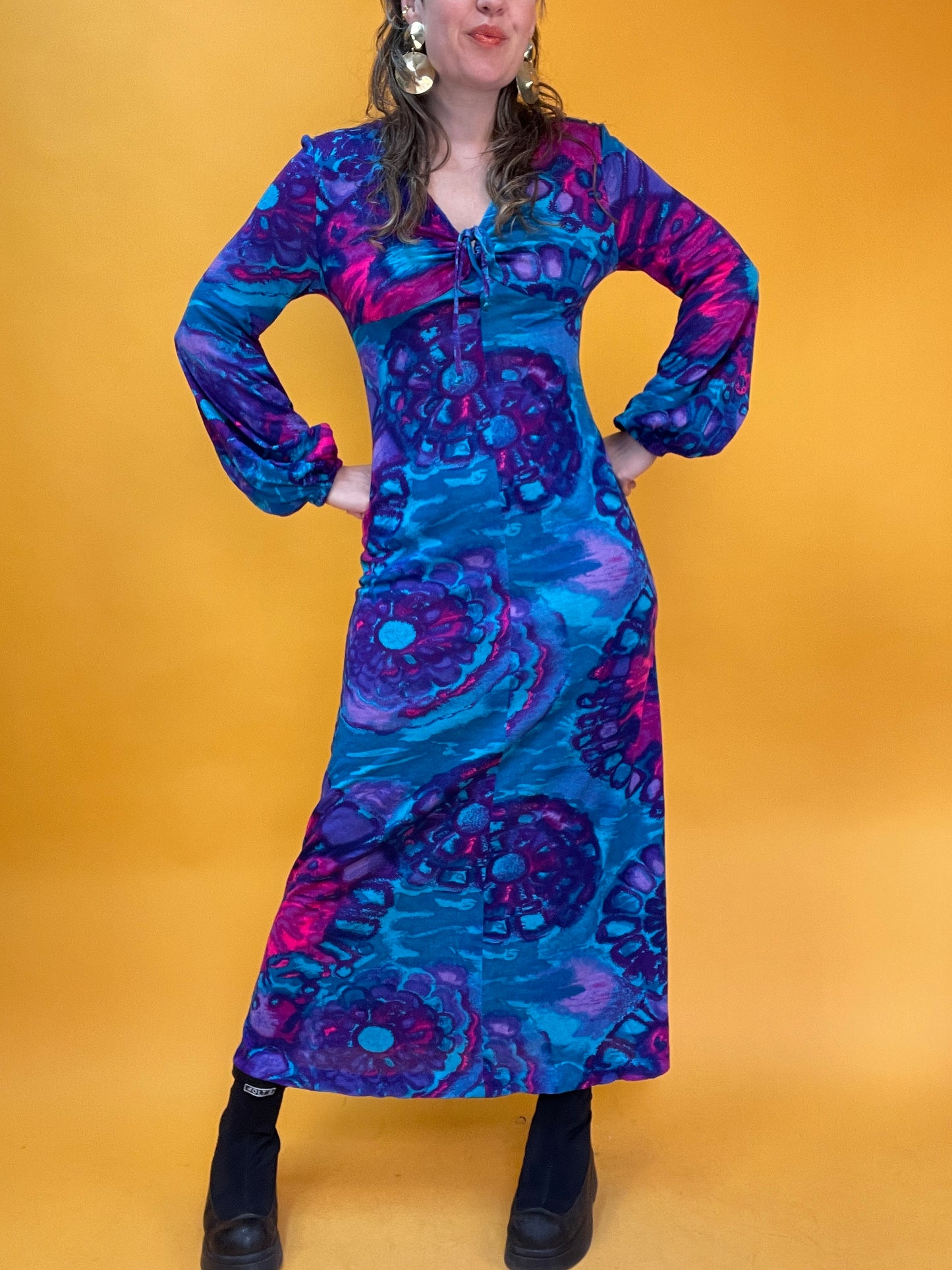 Knalliger 70s Knüller: Maxikleid aus Jersey mit trippy Neonprint