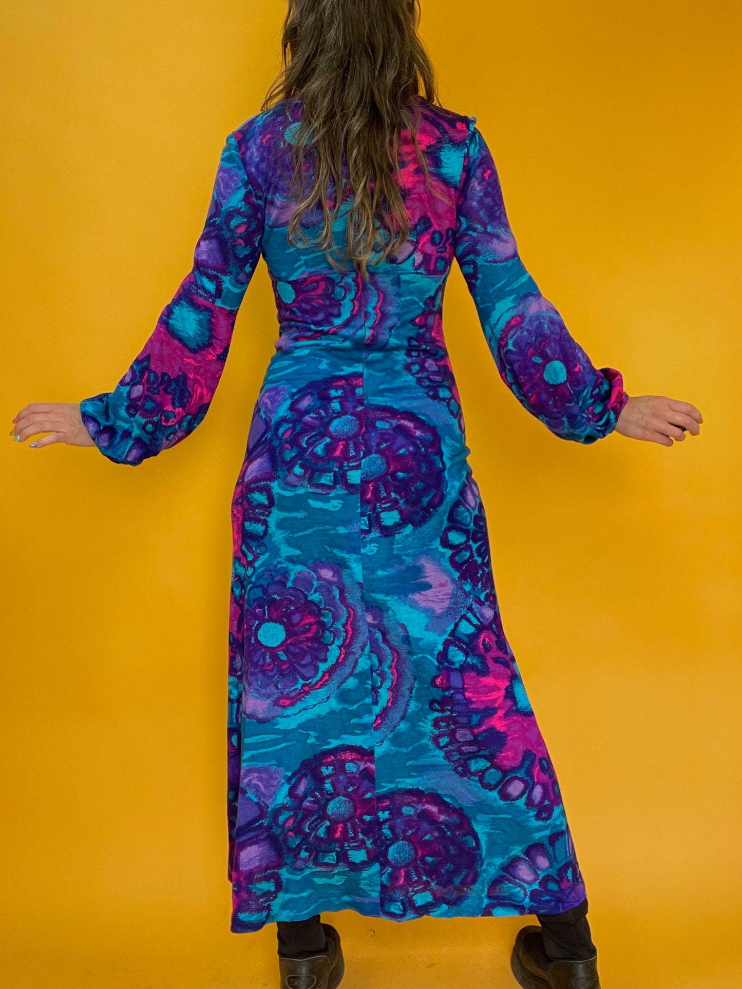 Knalliger 70s Knüller: Maxikleid aus Jersey mit trippy Neonprint