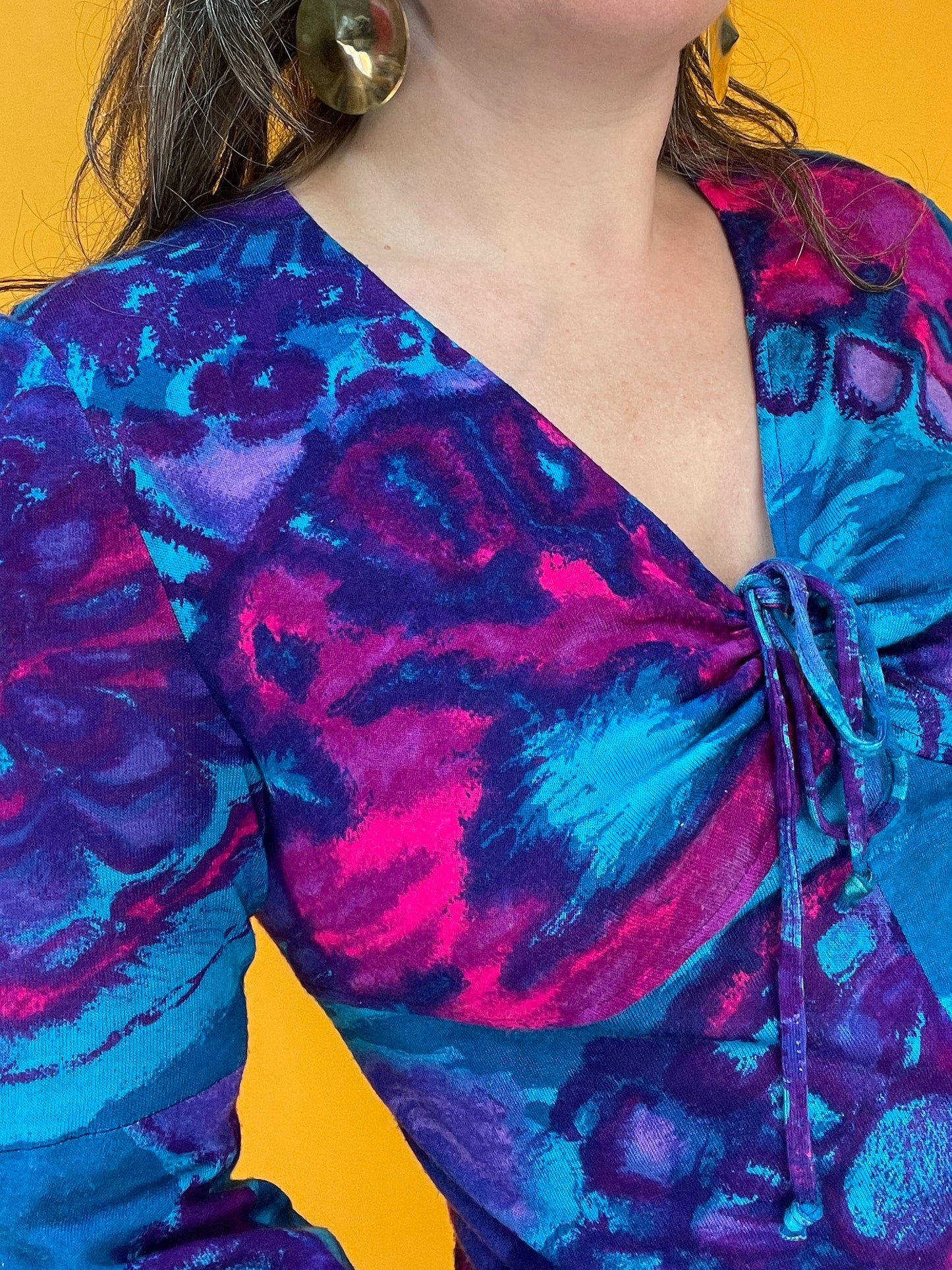 Knalliger 70s Knüller: Maxikleid aus Jersey mit trippy Neonprint
