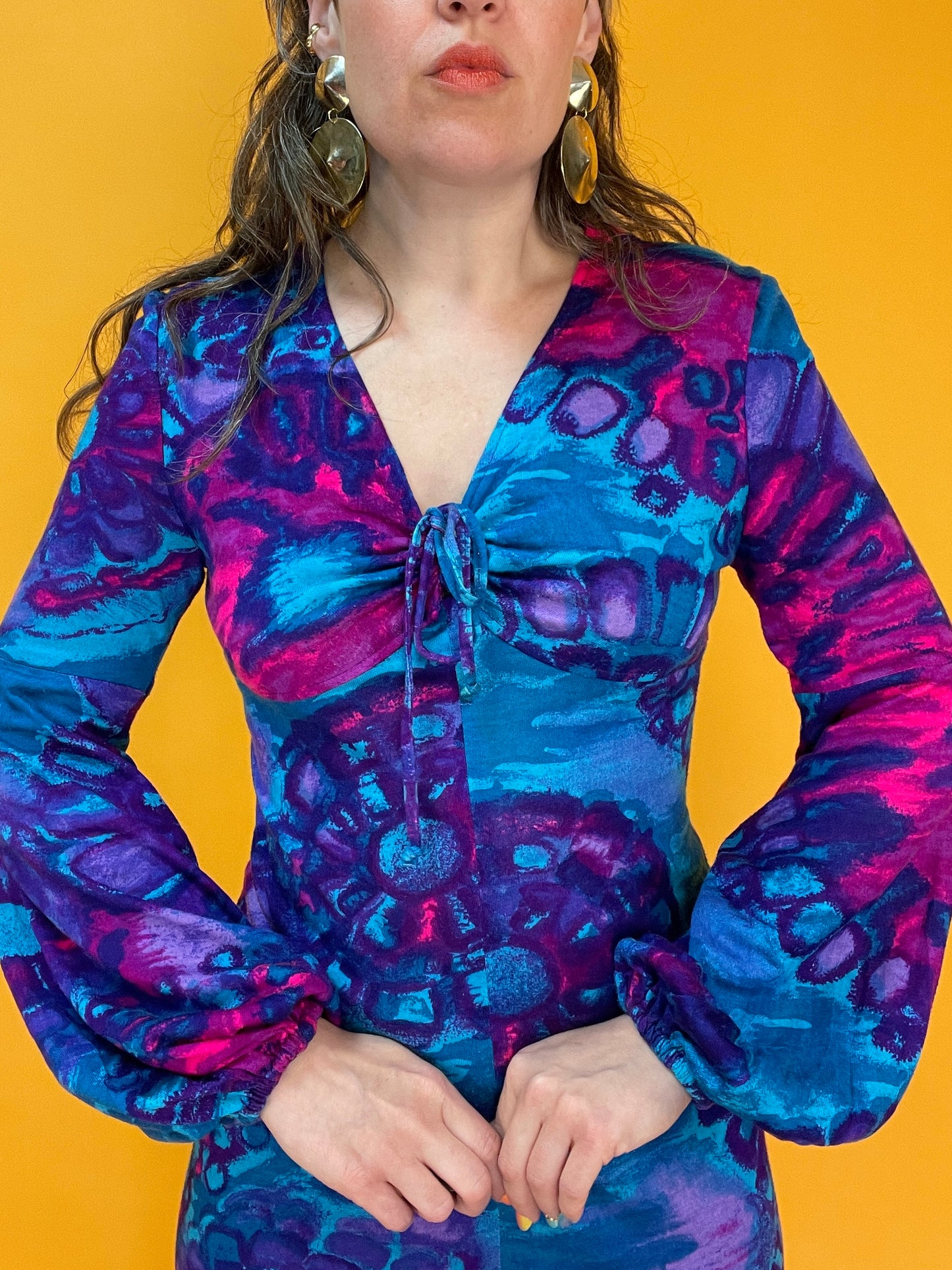 Knalliger 70s Knüller: Maxikleid aus Jersey mit trippy Neonprint