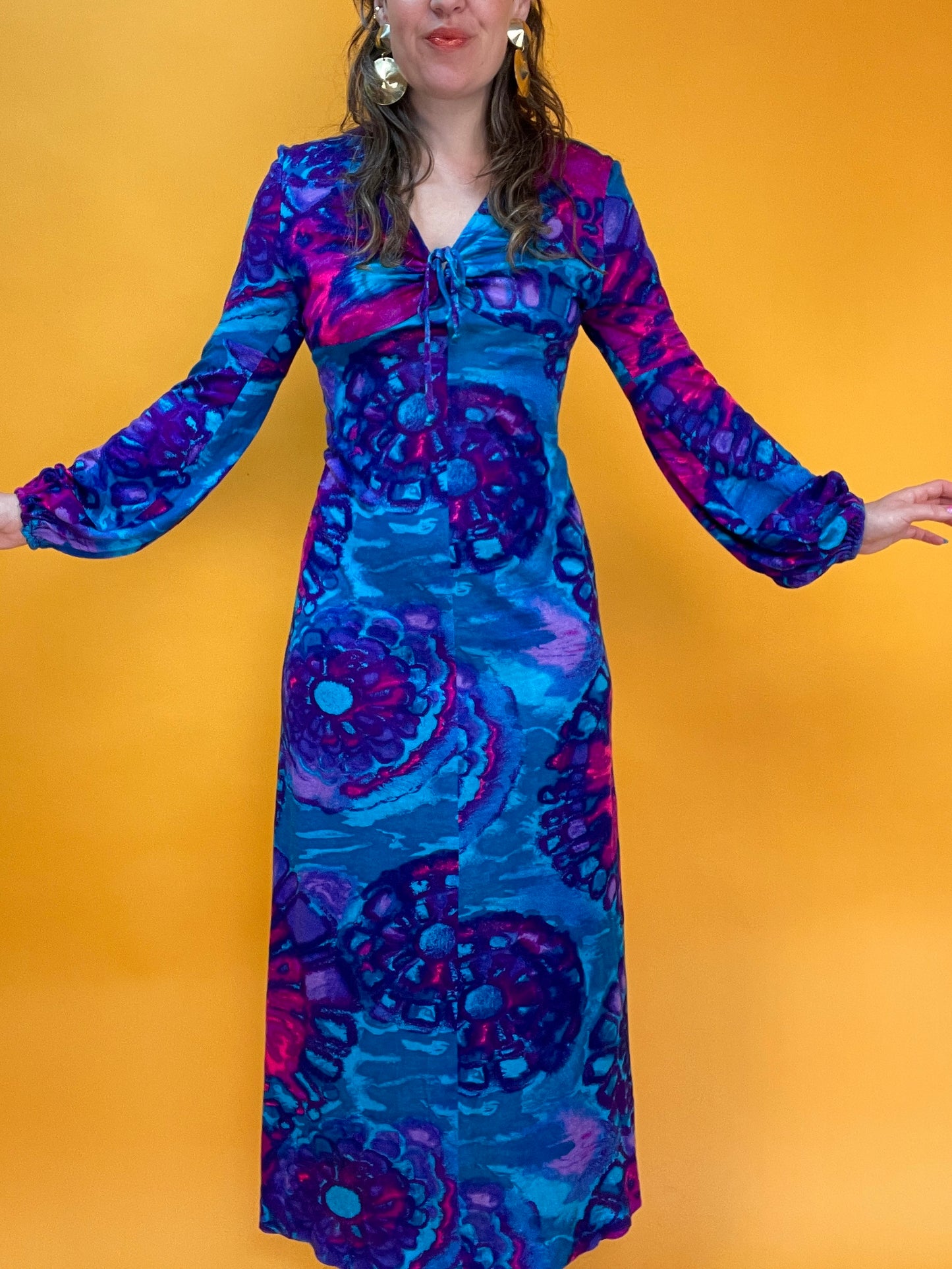 Knalliger 70s Knüller: Maxikleid aus Jersey mit trippy Neonprint