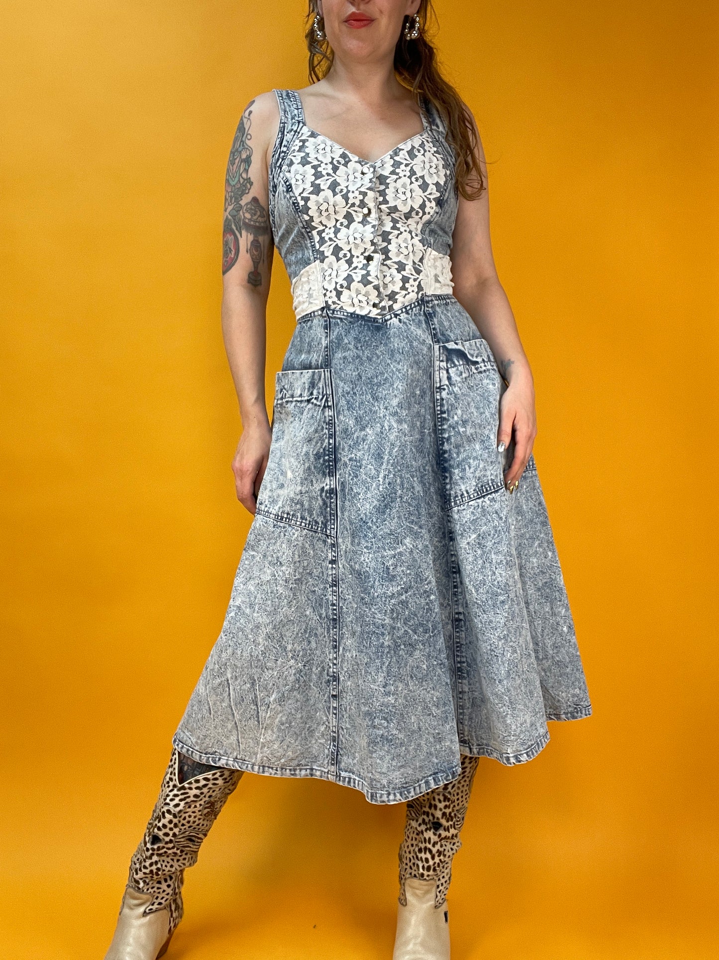 Süßes Acid Washed Denimdress mit Spitzentop und Gürtelband