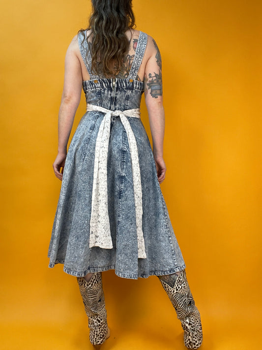 Süßes Acid Washed Denimdress mit Spitzentop und Gürtelband