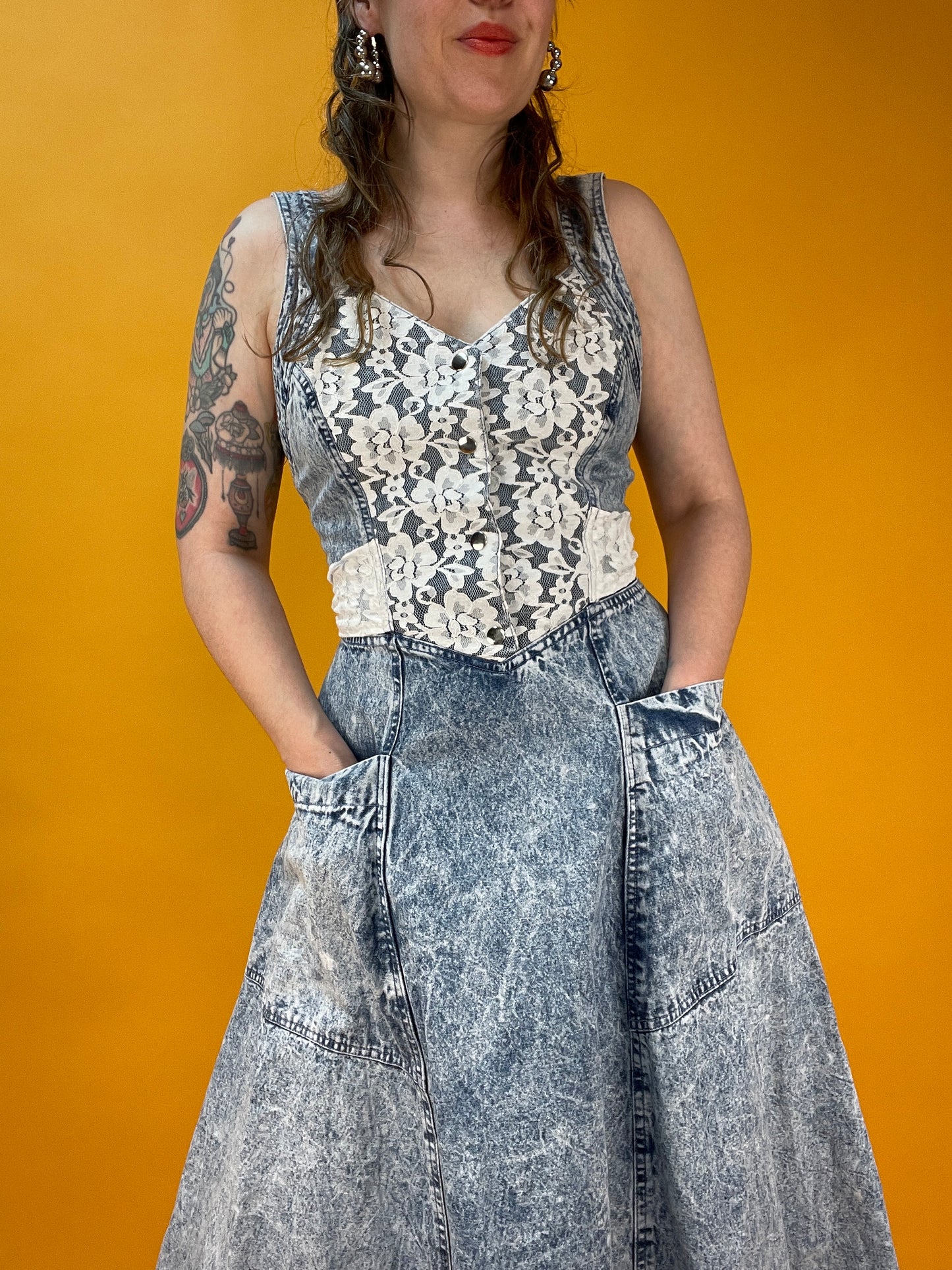 Süßes Acid Washed Denimdress mit Spitzentop und Gürtelband