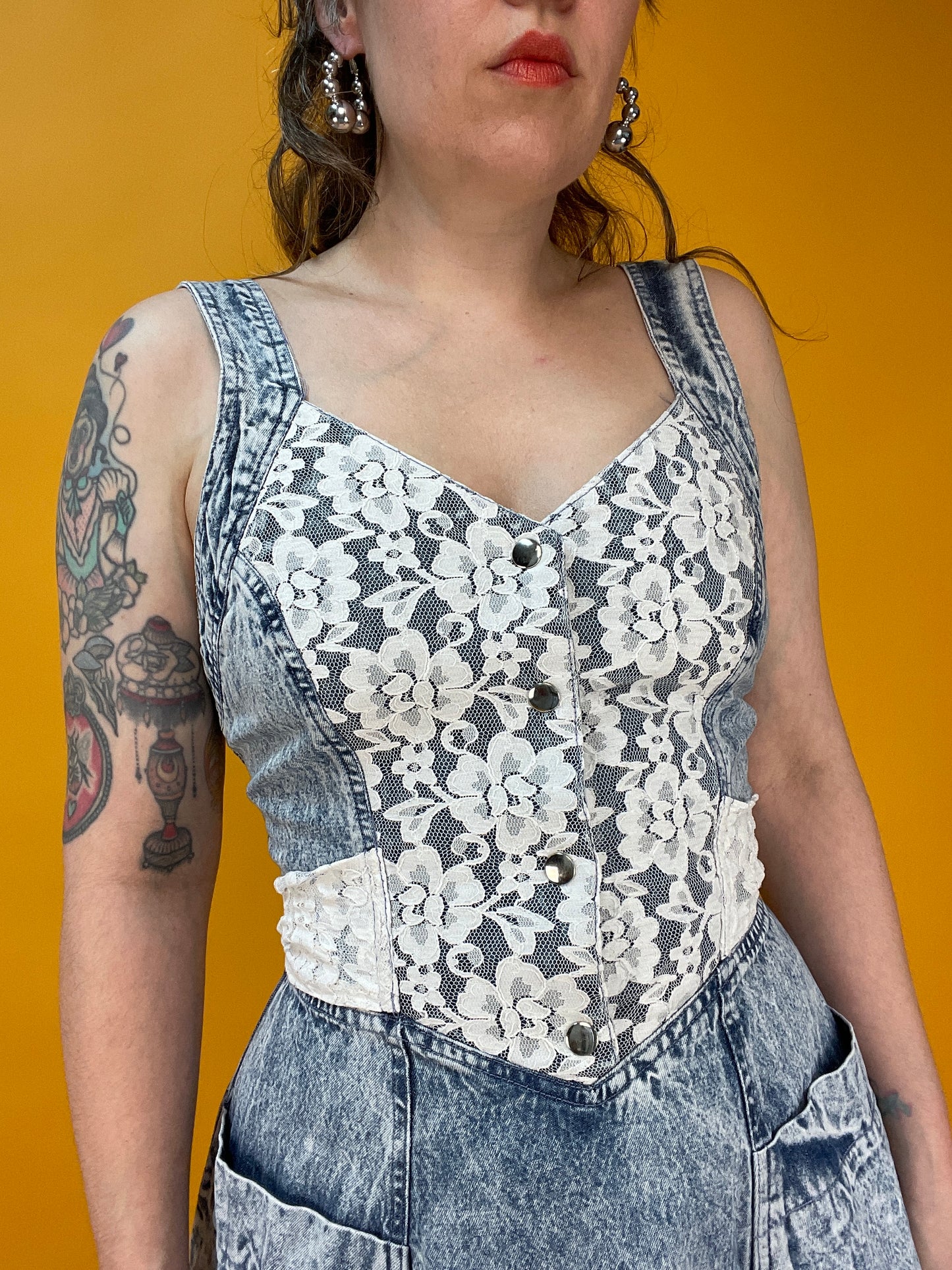 Süßes Acid Washed Denimdress mit Spitzentop und Gürtelband
