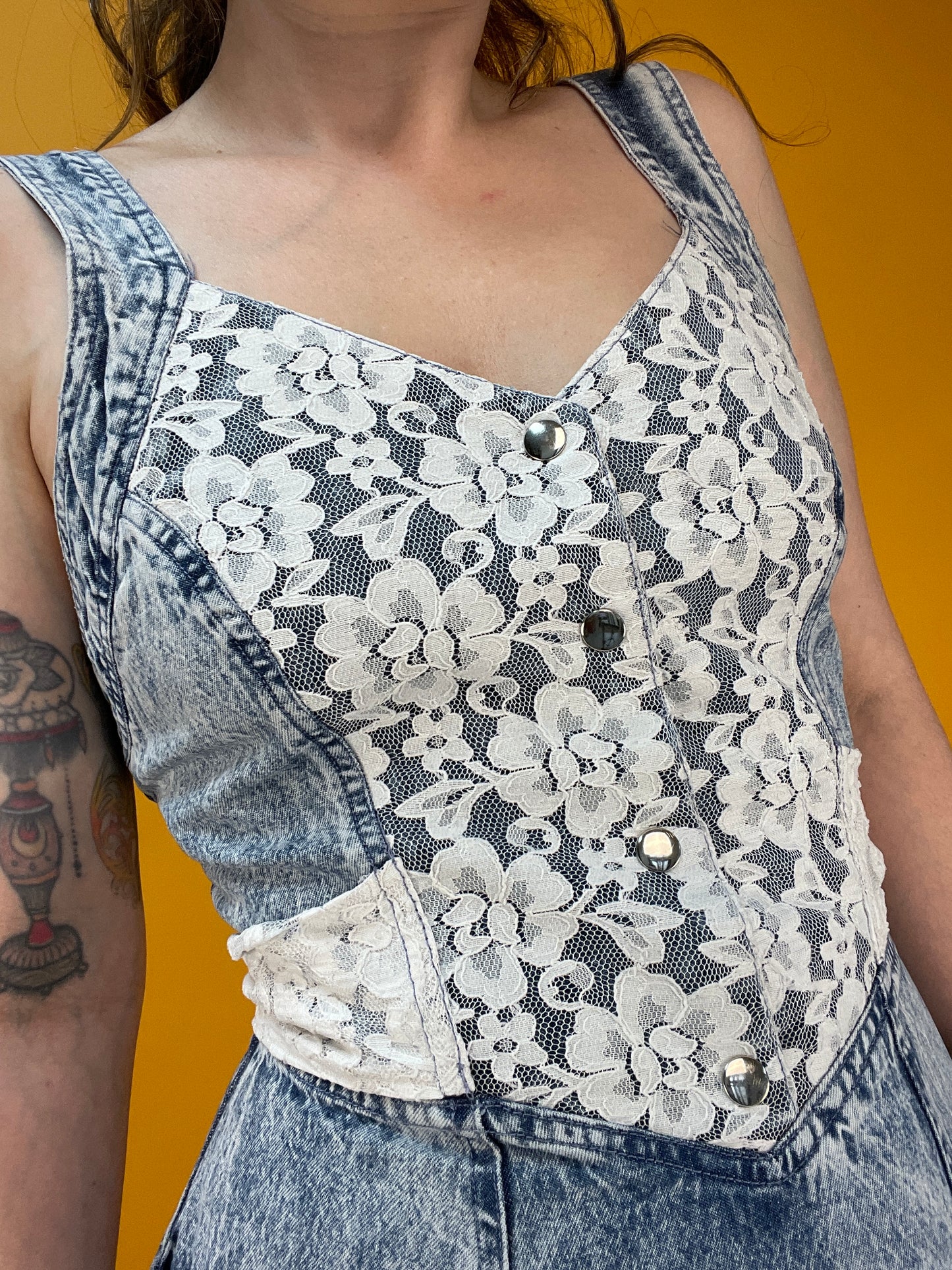 Süßes Acid Washed Denimdress mit Spitzentop und Gürtelband