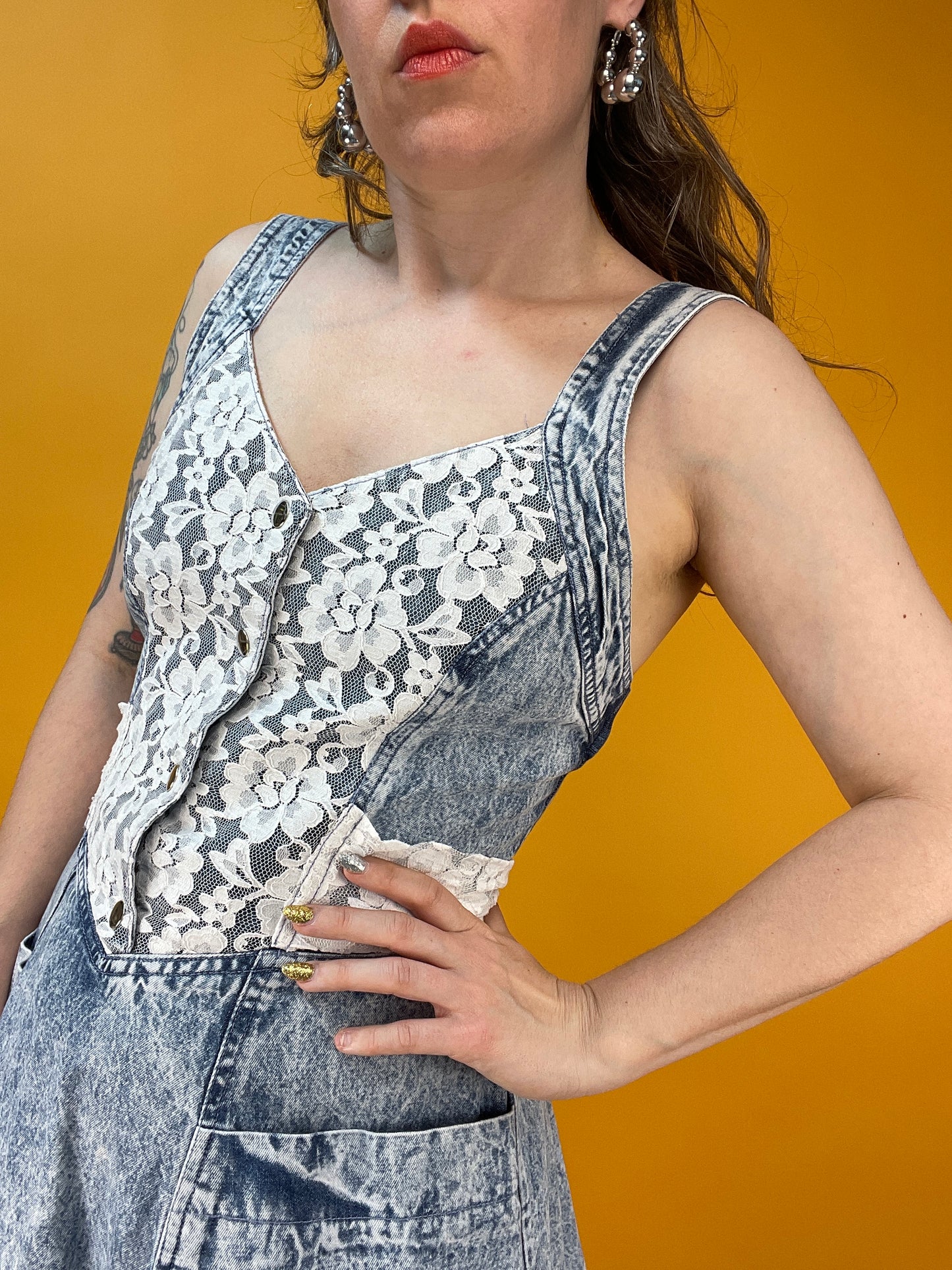 Süßes Acid Washed Denimdress mit Spitzentop und Gürtelband