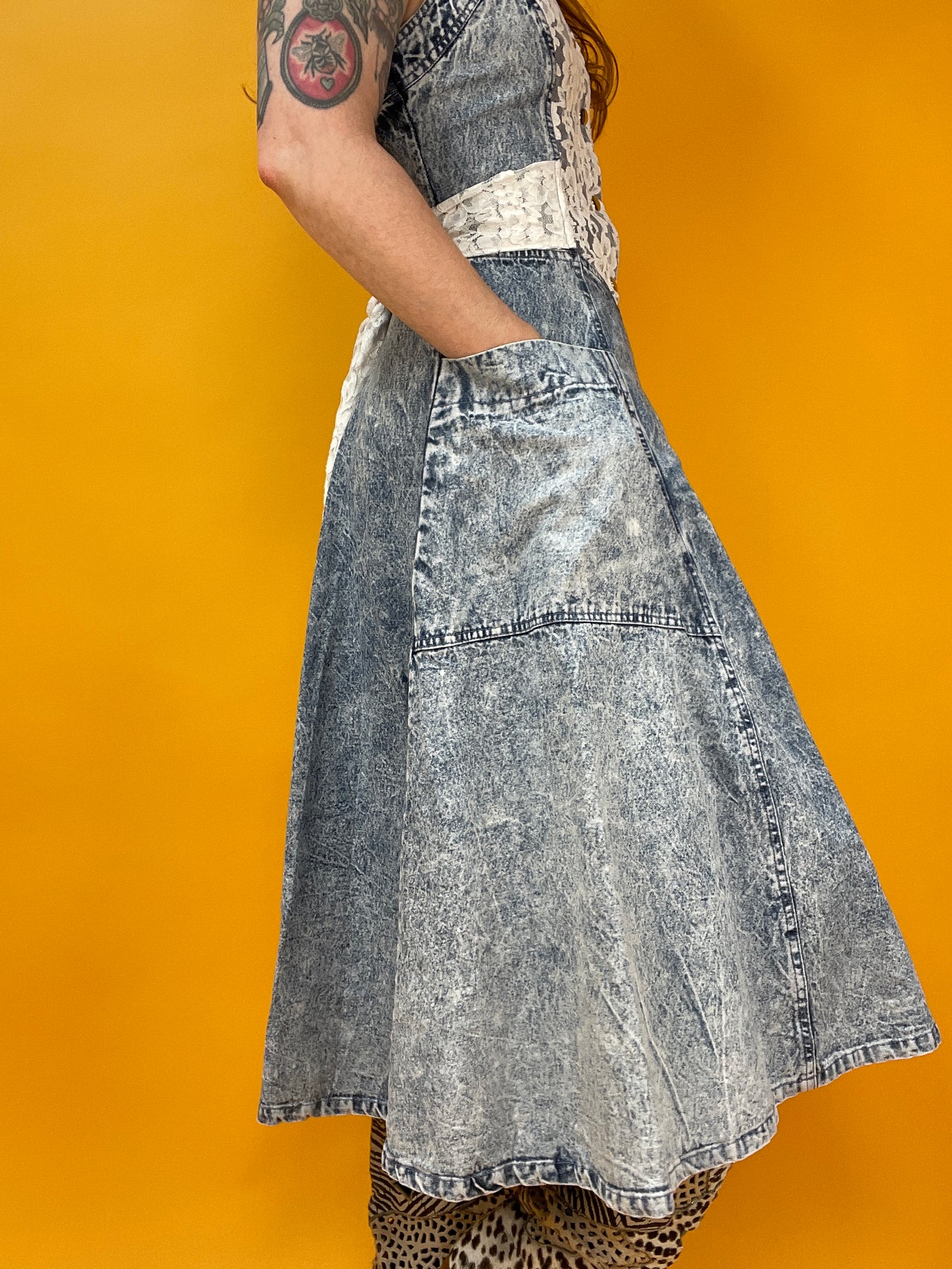 Süßes Acid Washed Denimdress mit Spitzentop und Gürtelband