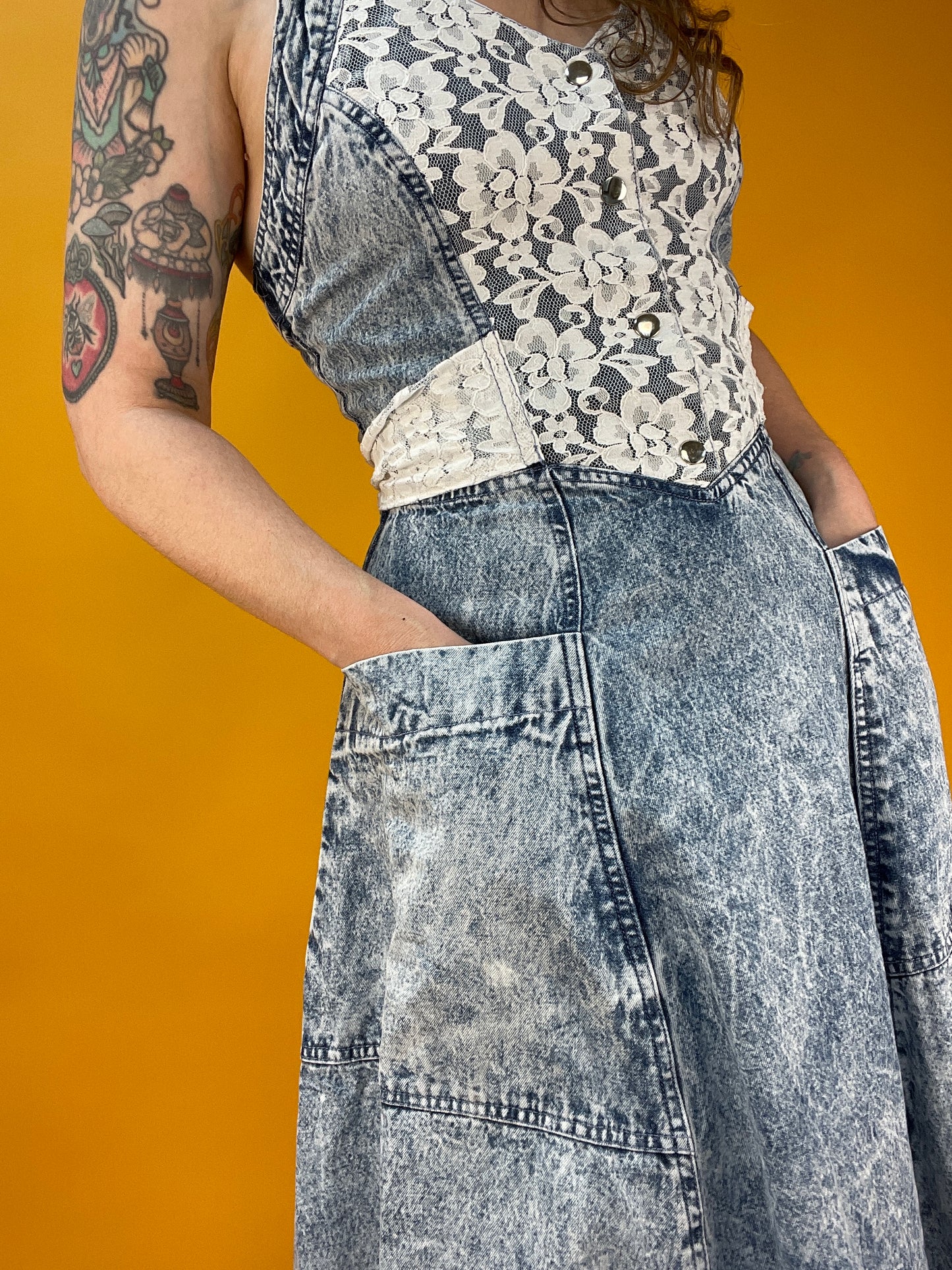 Süßes Acid Washed Denimdress mit Spitzentop und Gürtelband