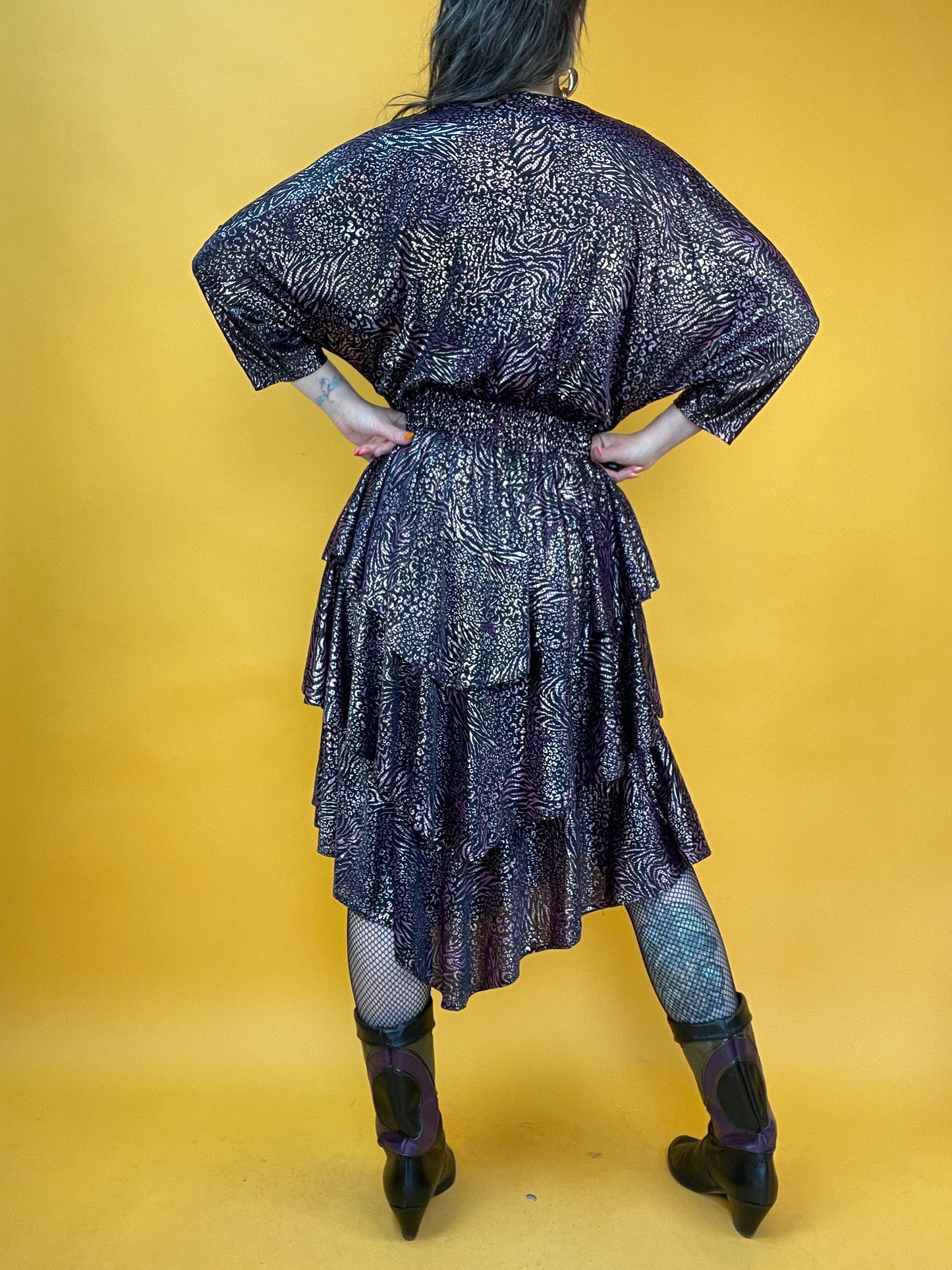 Rüschiges 80s Glamdress im Leo-Metallic-Look