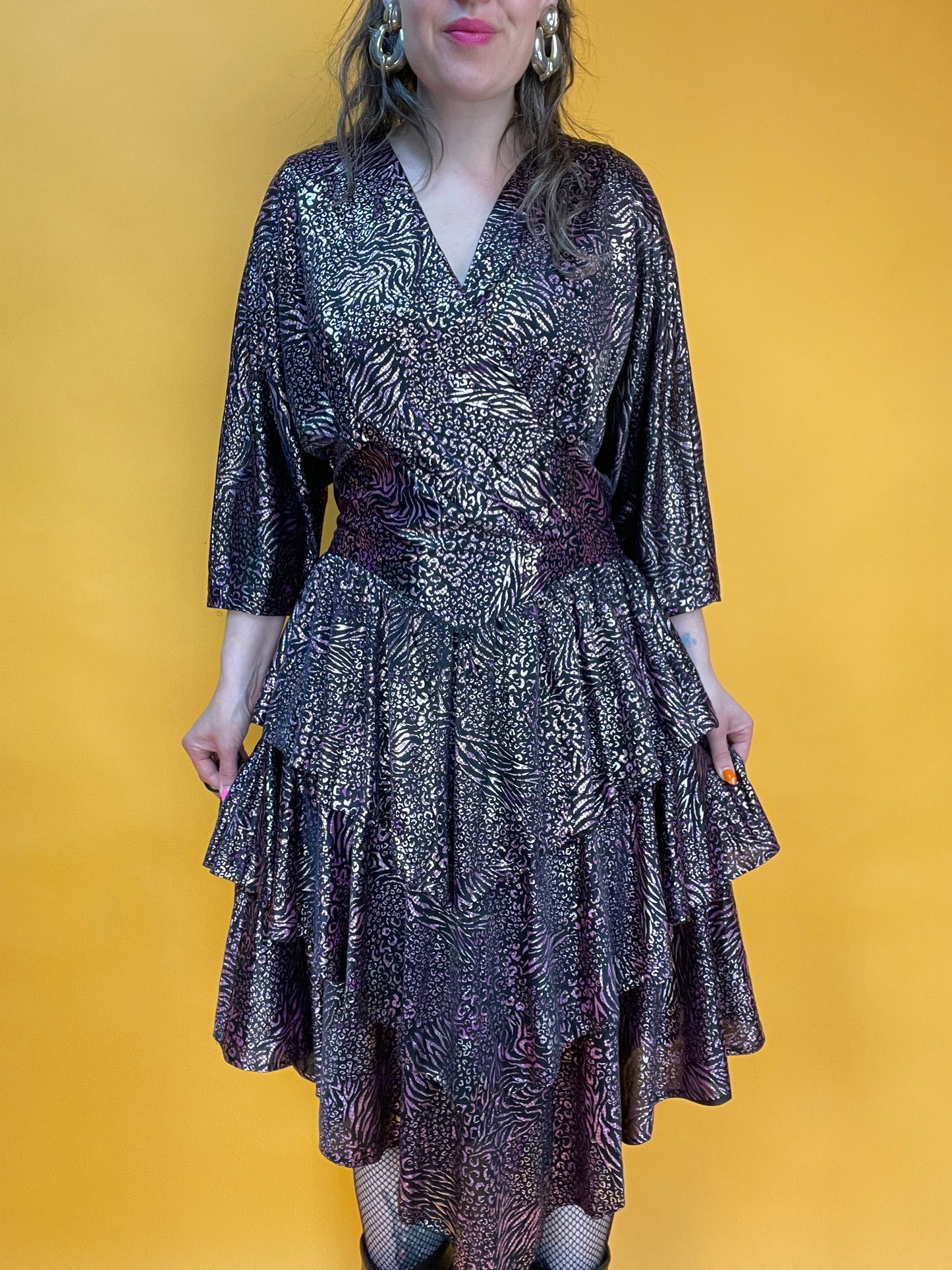 Rüschiges 80s Glamdress im Leo-Metallic-Look