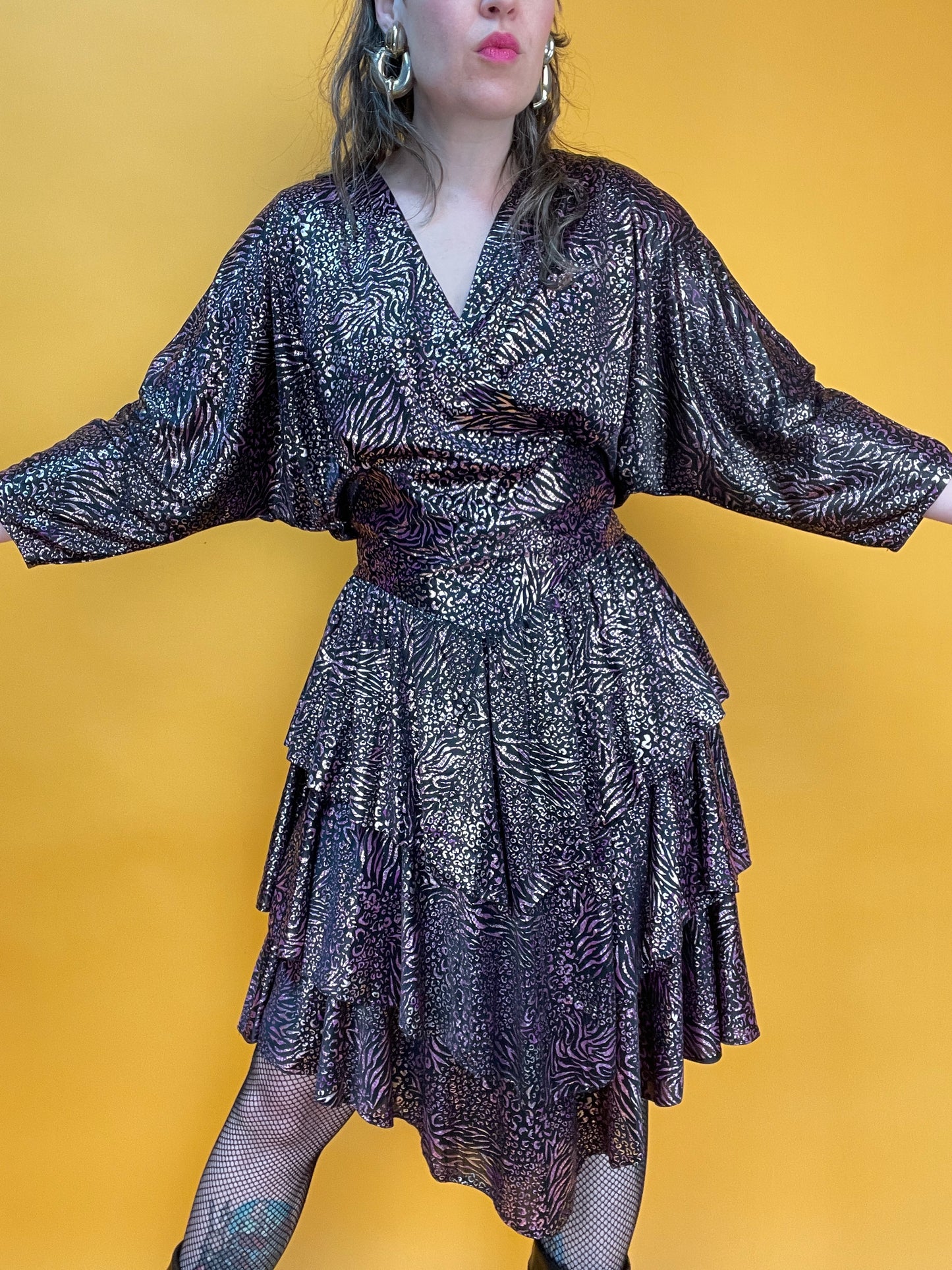 Rüschiges 80s Glamdress im Leo-Metallic-Look