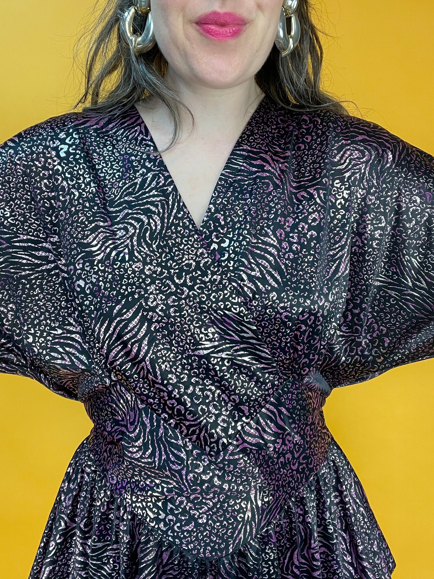 Rüschiges 80s Glamdress im Leo-Metallic-Look