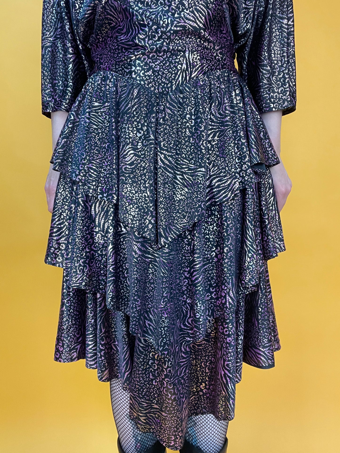 Rüschiges 80s Glamdress im Leo-Metallic-Look