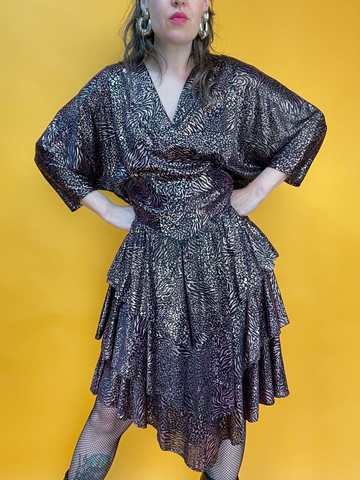 Rüschiges 80s Glamdress im Leo-Metallic-Look