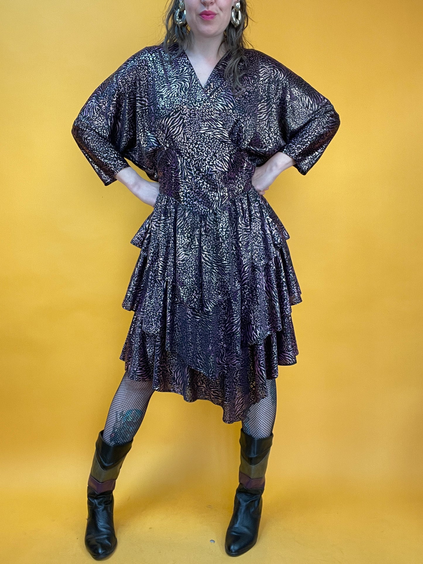 Rüschiges 80s Glamdress im Leo-Metallic-Look