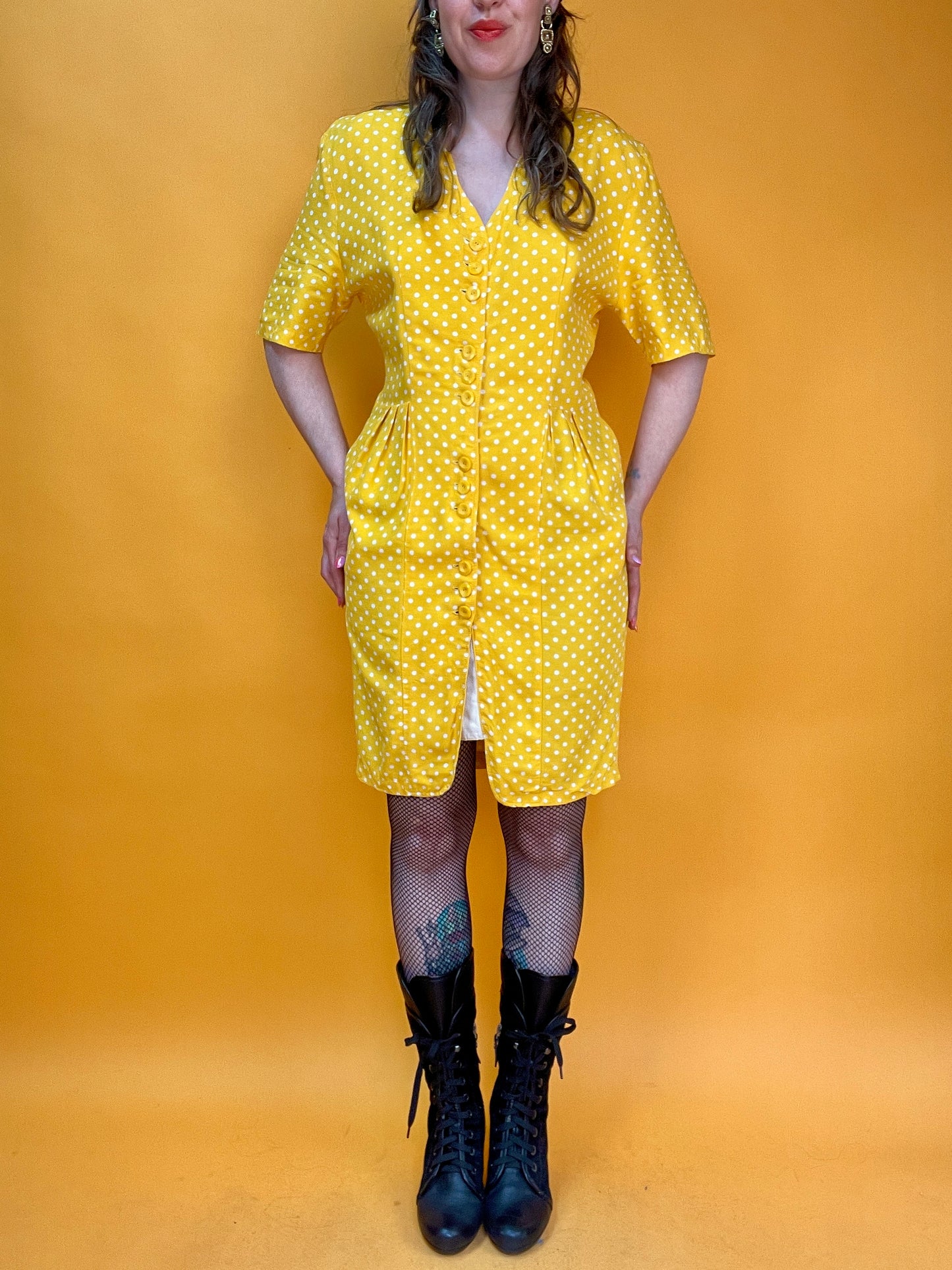 Sonnengelbes Sommerkleid mit entzückendem Pünktchenprint