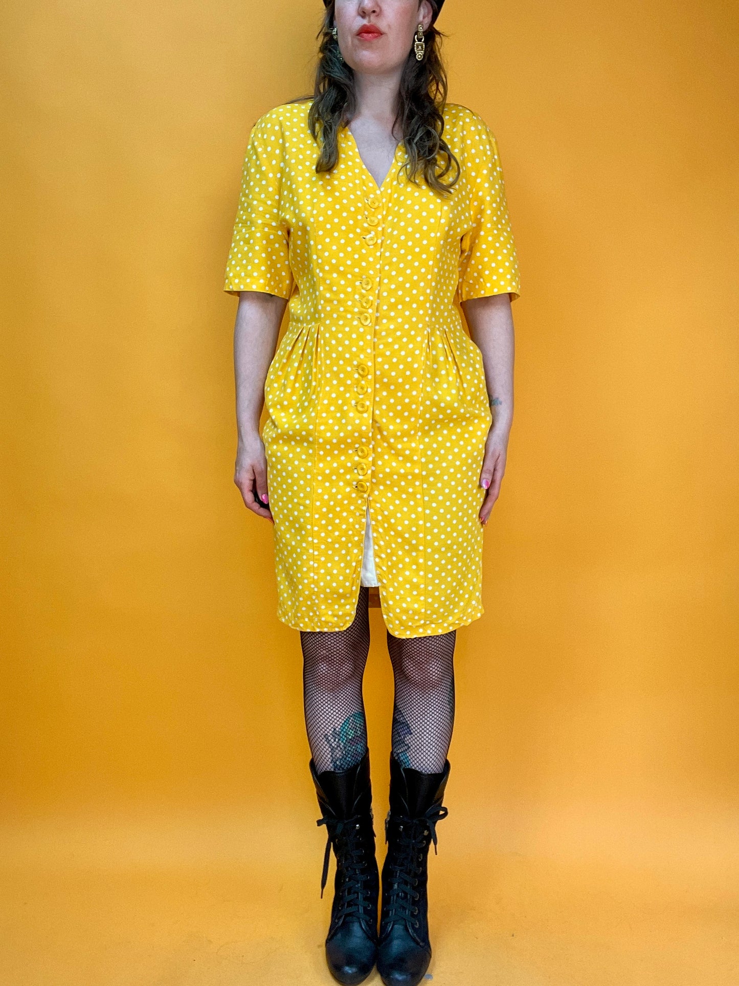 Sonnengelbes Sommerkleid mit entzückendem Pünktchenprint