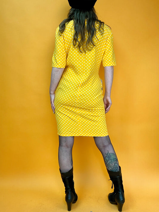 Sonnengelbes Sommerkleid mit entzückendem Pünktchenprint