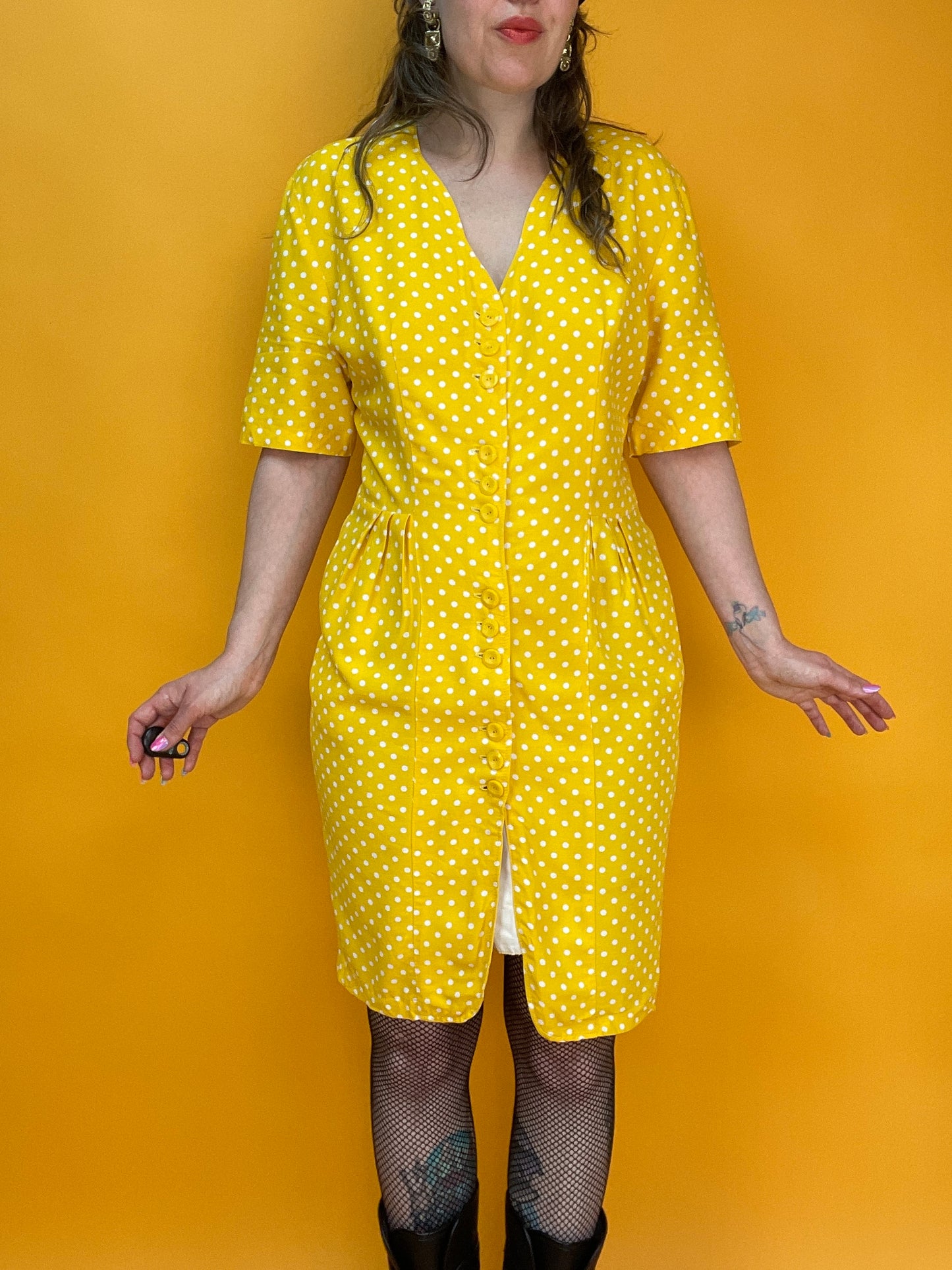 Sonnengelbes Sommerkleid mit entzückendem Pünktchenprint