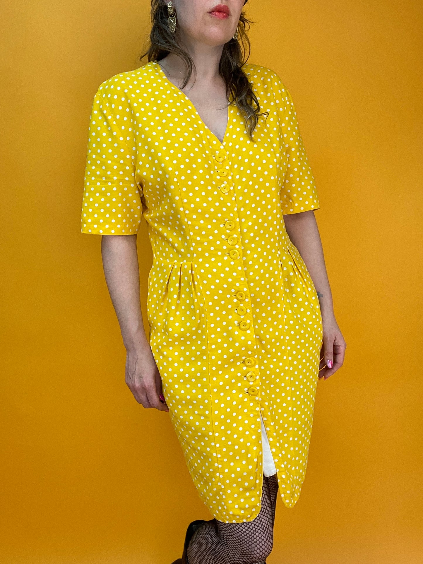 Sonnengelbes Sommerkleid mit entzückendem Pünktchenprint