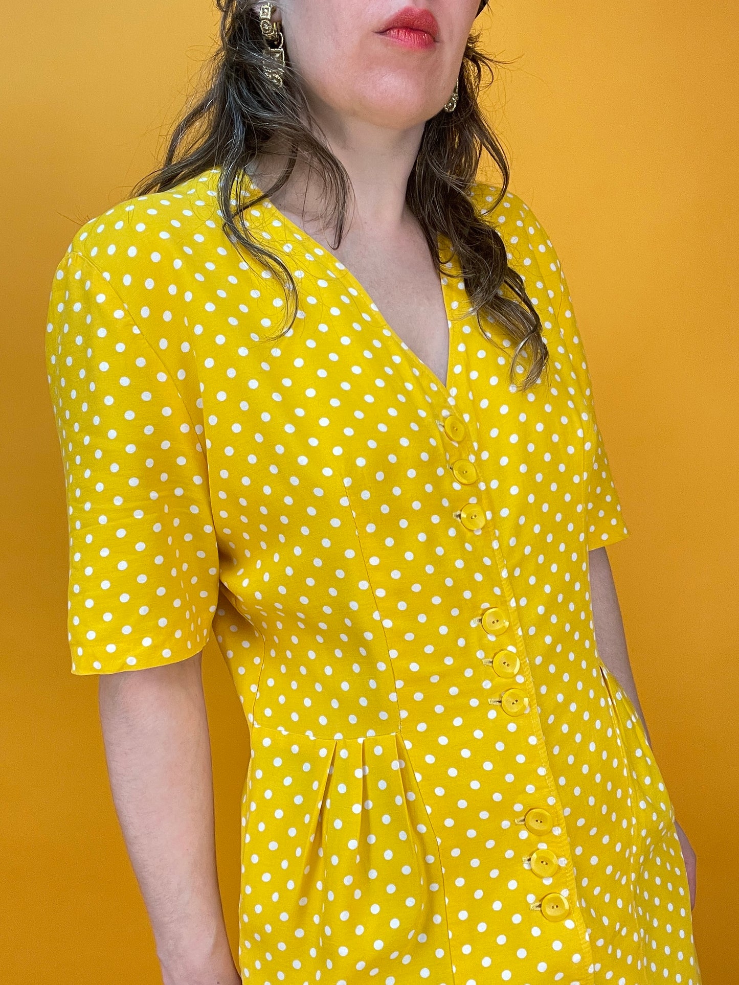 Sonnengelbes Sommerkleid mit entzückendem Pünktchenprint