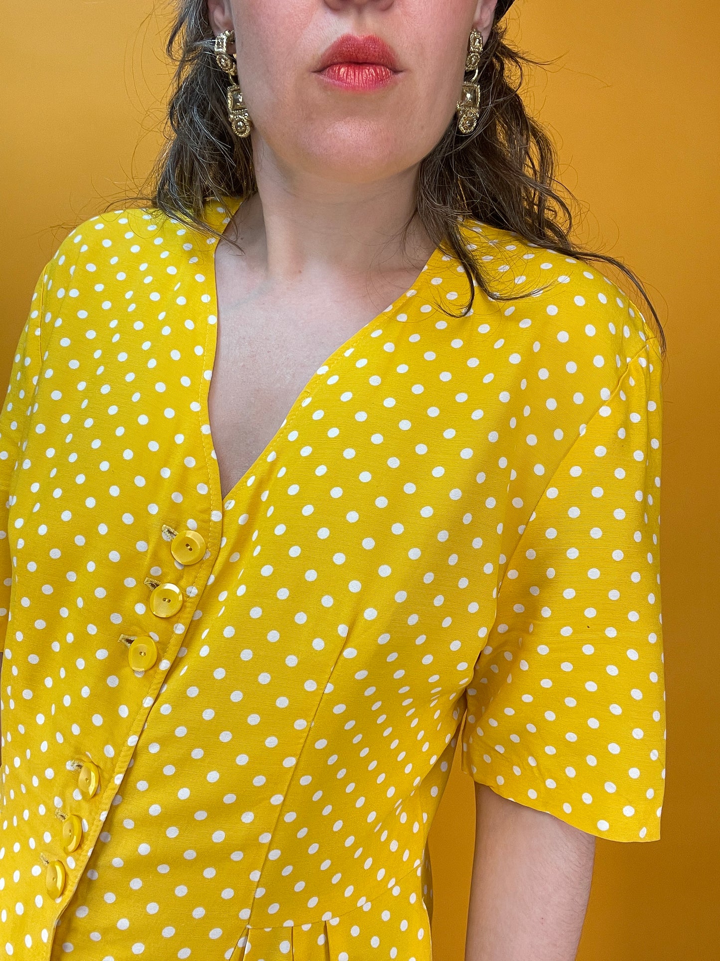 Sonnengelbes Sommerkleid mit entzückendem Pünktchenprint