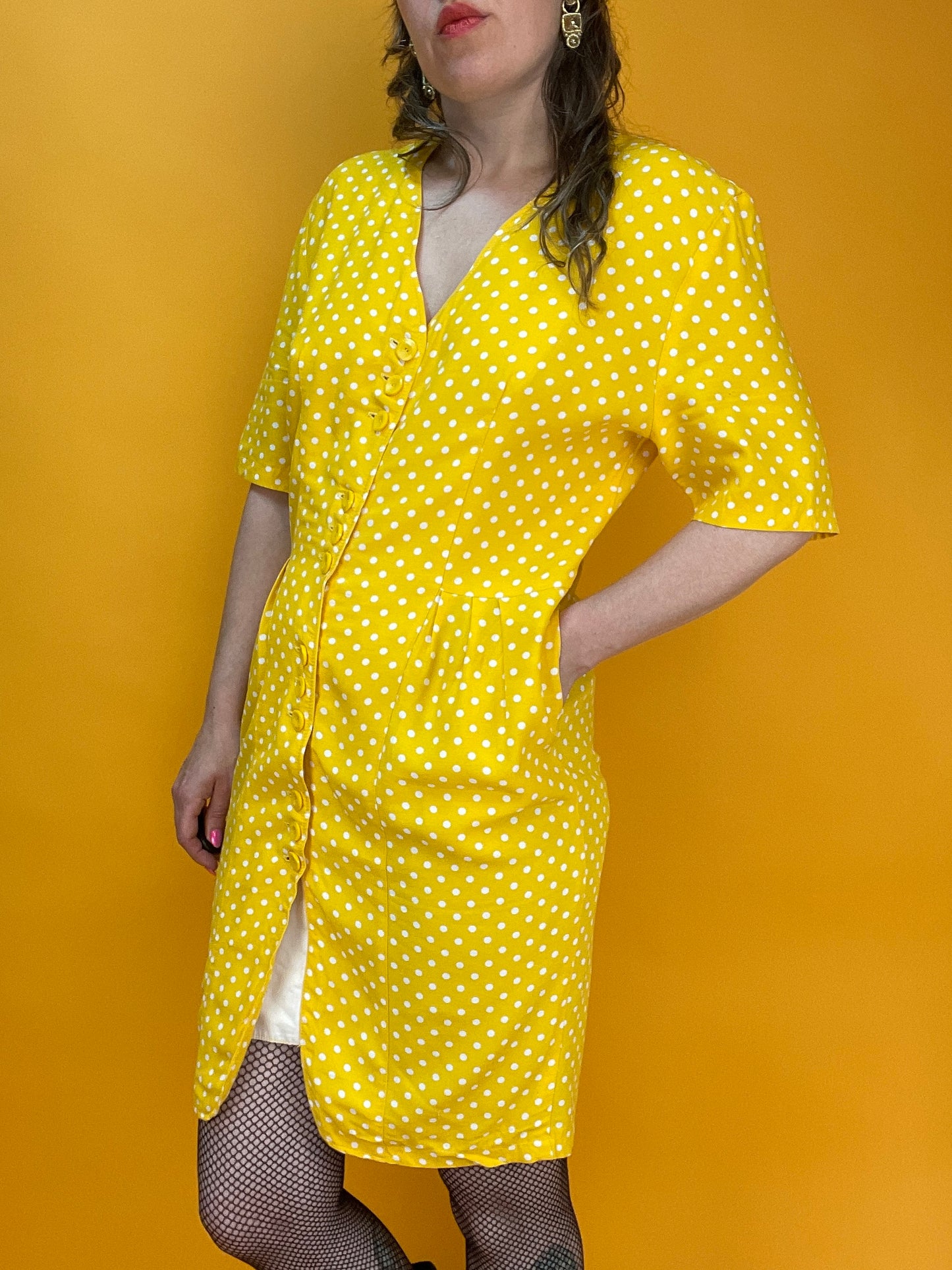 Sonnengelbes Sommerkleid mit entzückendem Pünktchenprint