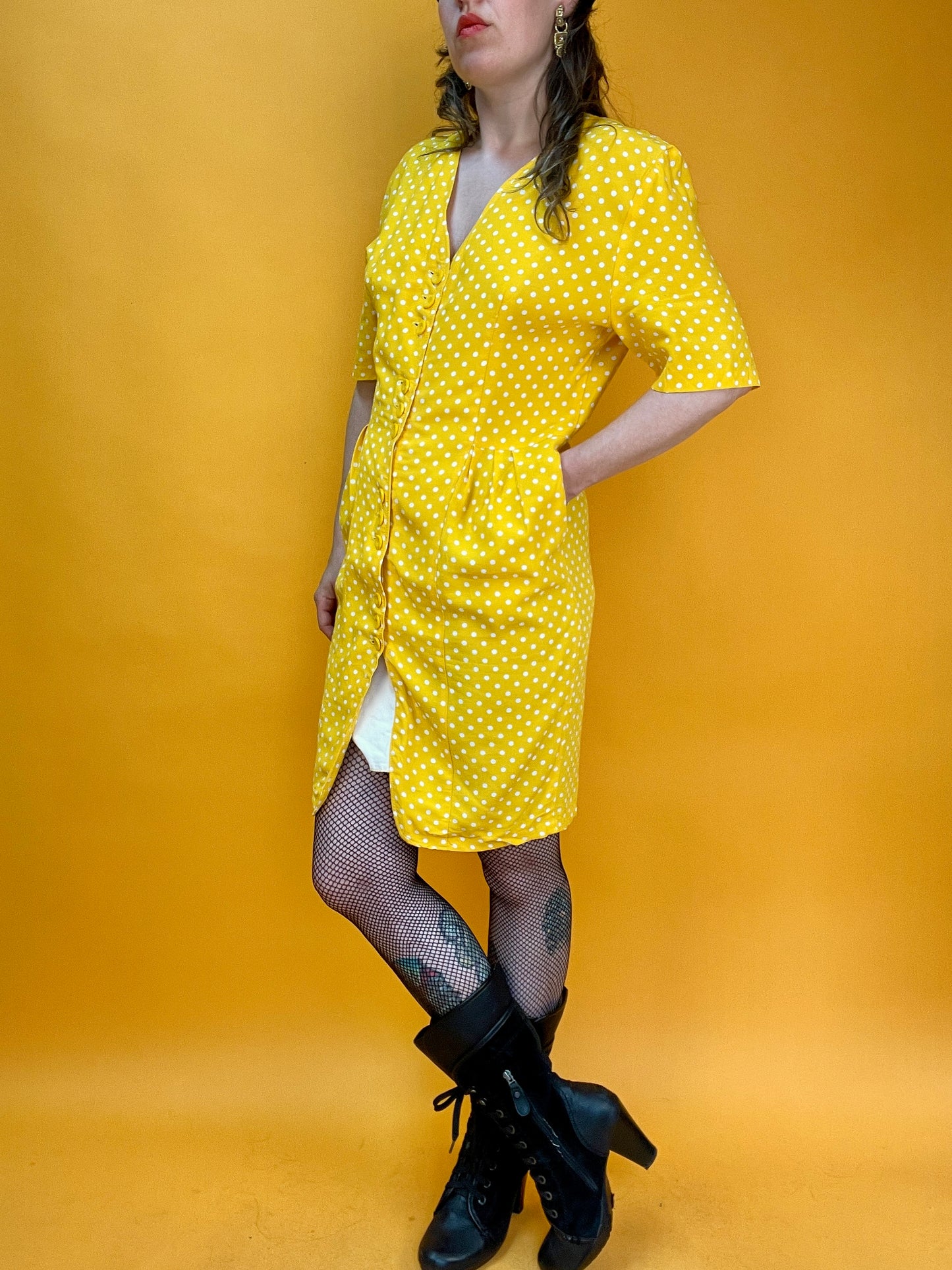 Sonnengelbes Sommerkleid mit entzückendem Pünktchenprint