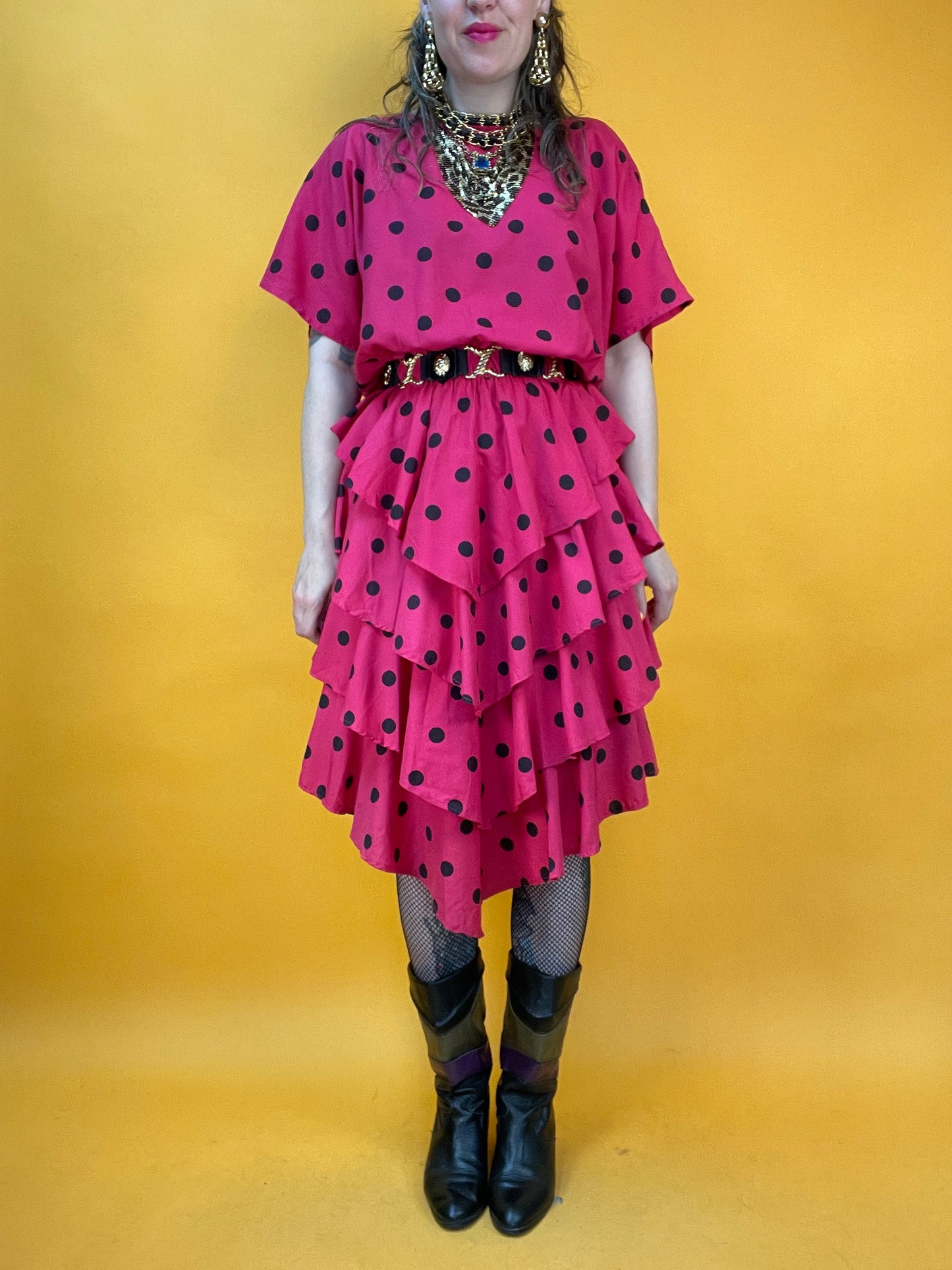 Famoses 80s Rüschenkleid mit Punktemuster in Knallpink