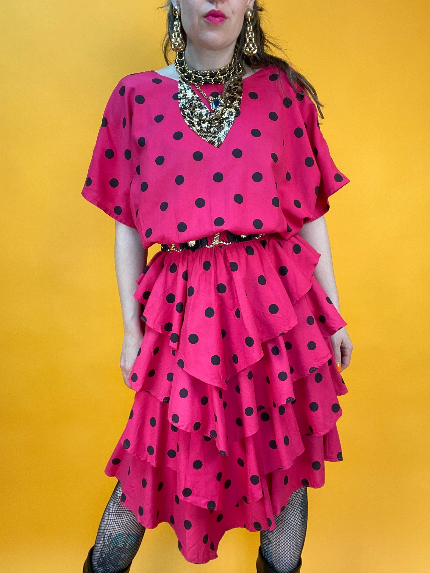 Famoses 80s Rüschenkleid mit Punktemuster in Knallpink