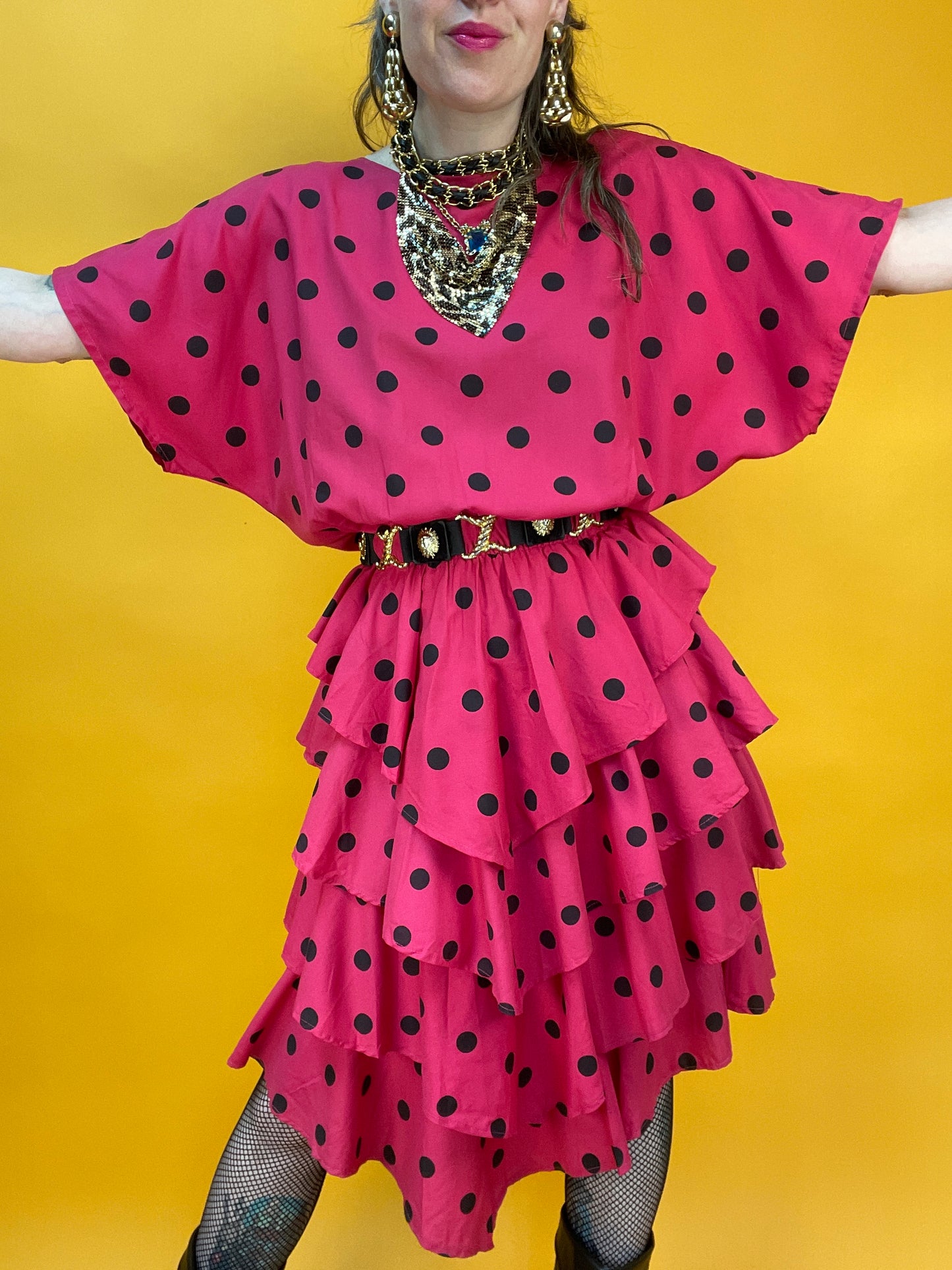 Famoses 80s Rüschenkleid mit Punktemuster in Knallpink