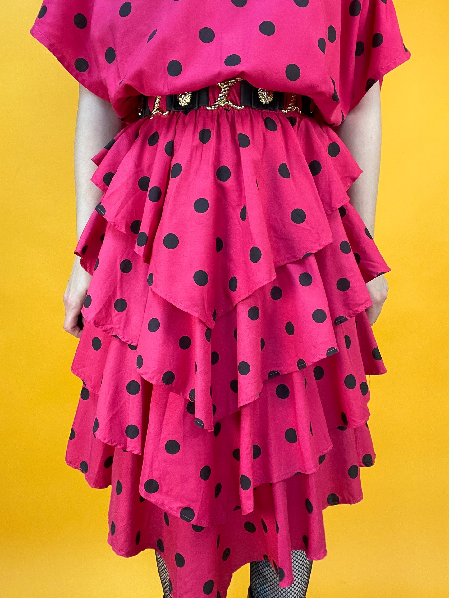 Famoses 80s Rüschenkleid mit Punktemuster in Knallpink