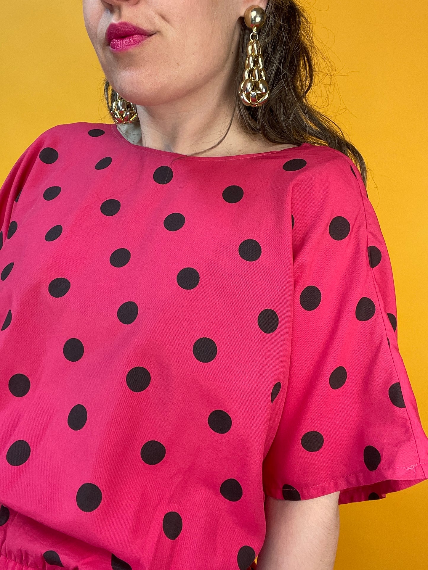 Famoses 80s Rüschenkleid mit Punktemuster in Knallpink