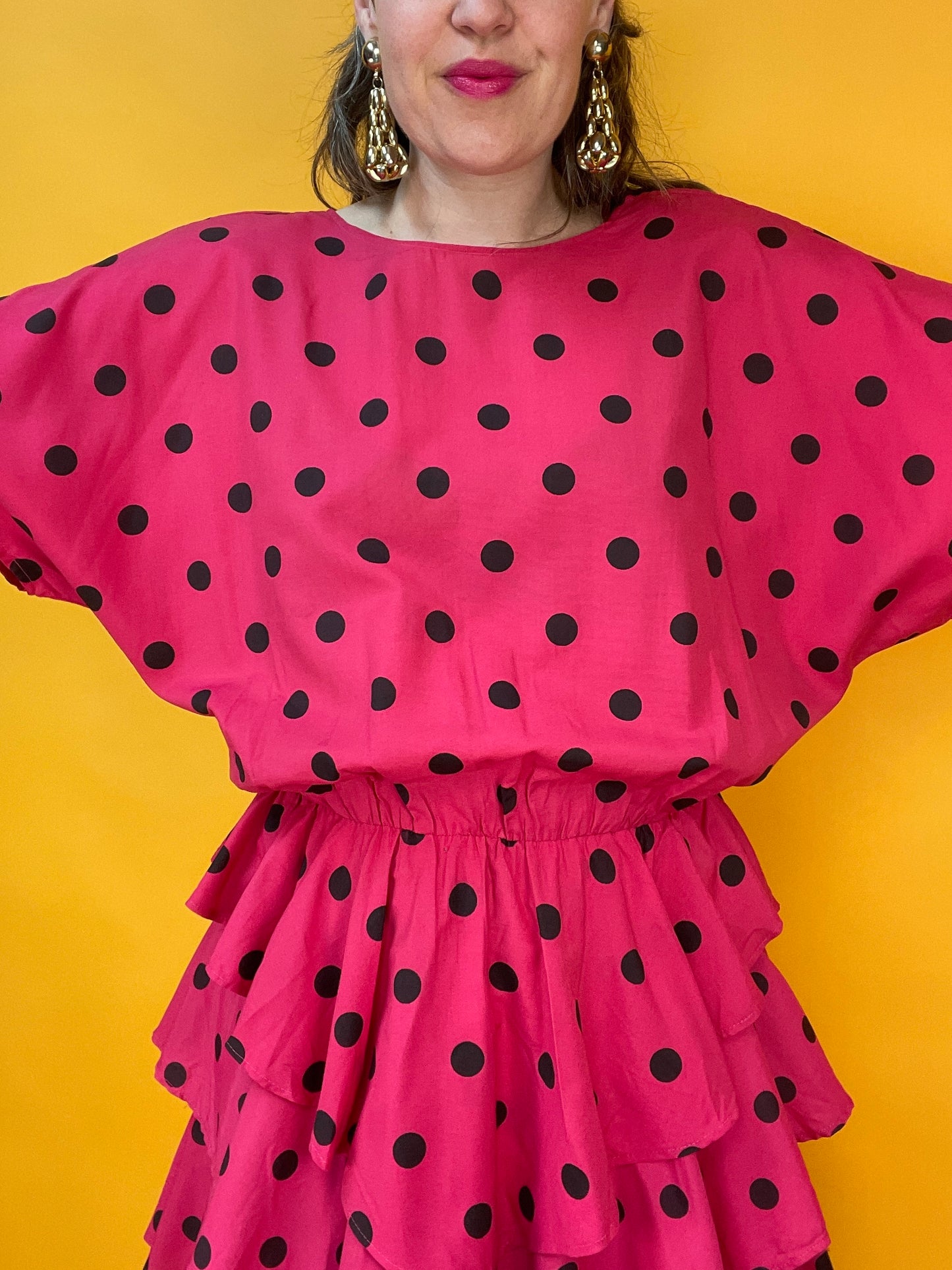 Famoses 80s Rüschenkleid mit Punktemuster in Knallpink