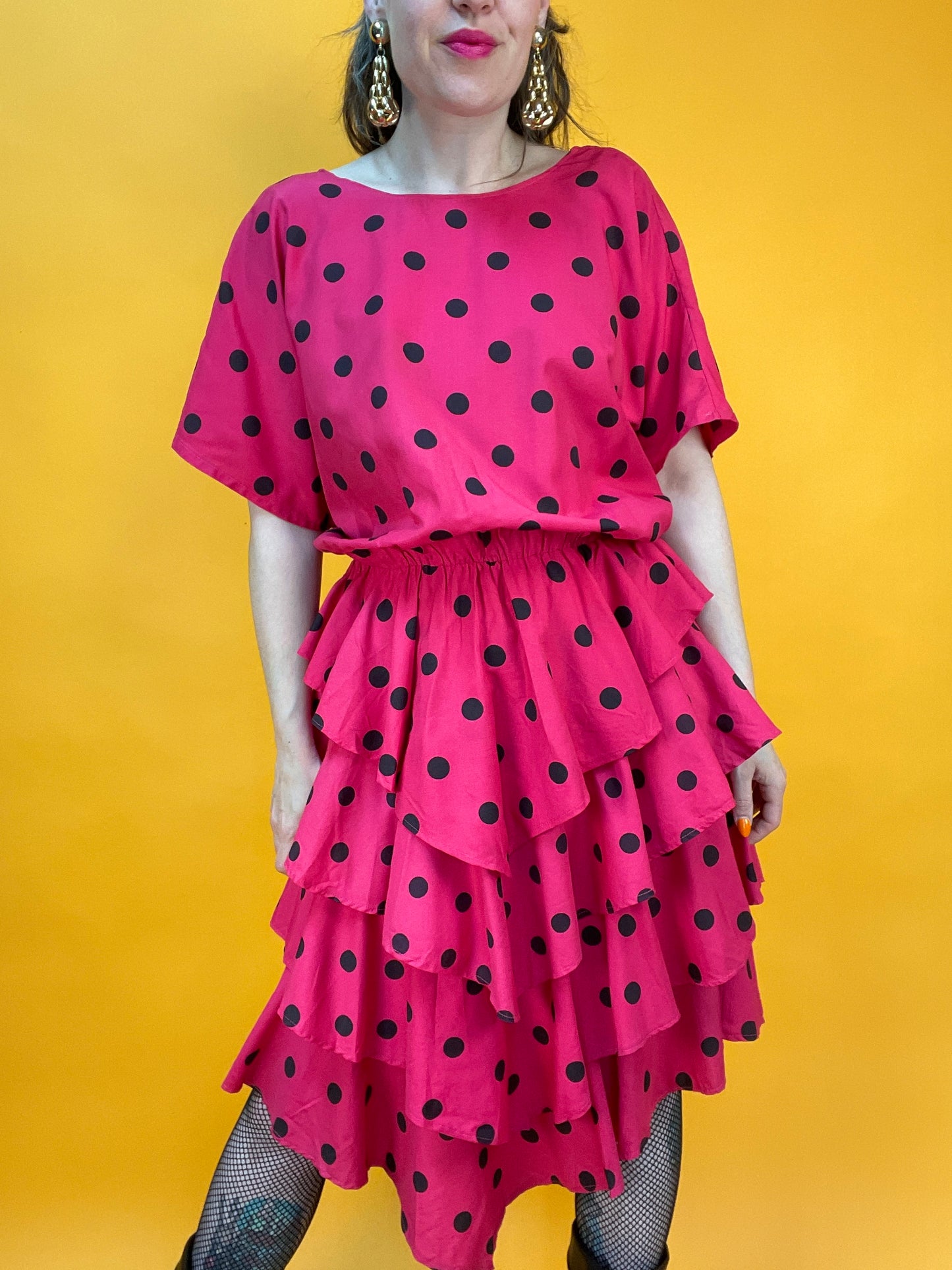 Famoses 80s Rüschenkleid mit Punktemuster in Knallpink