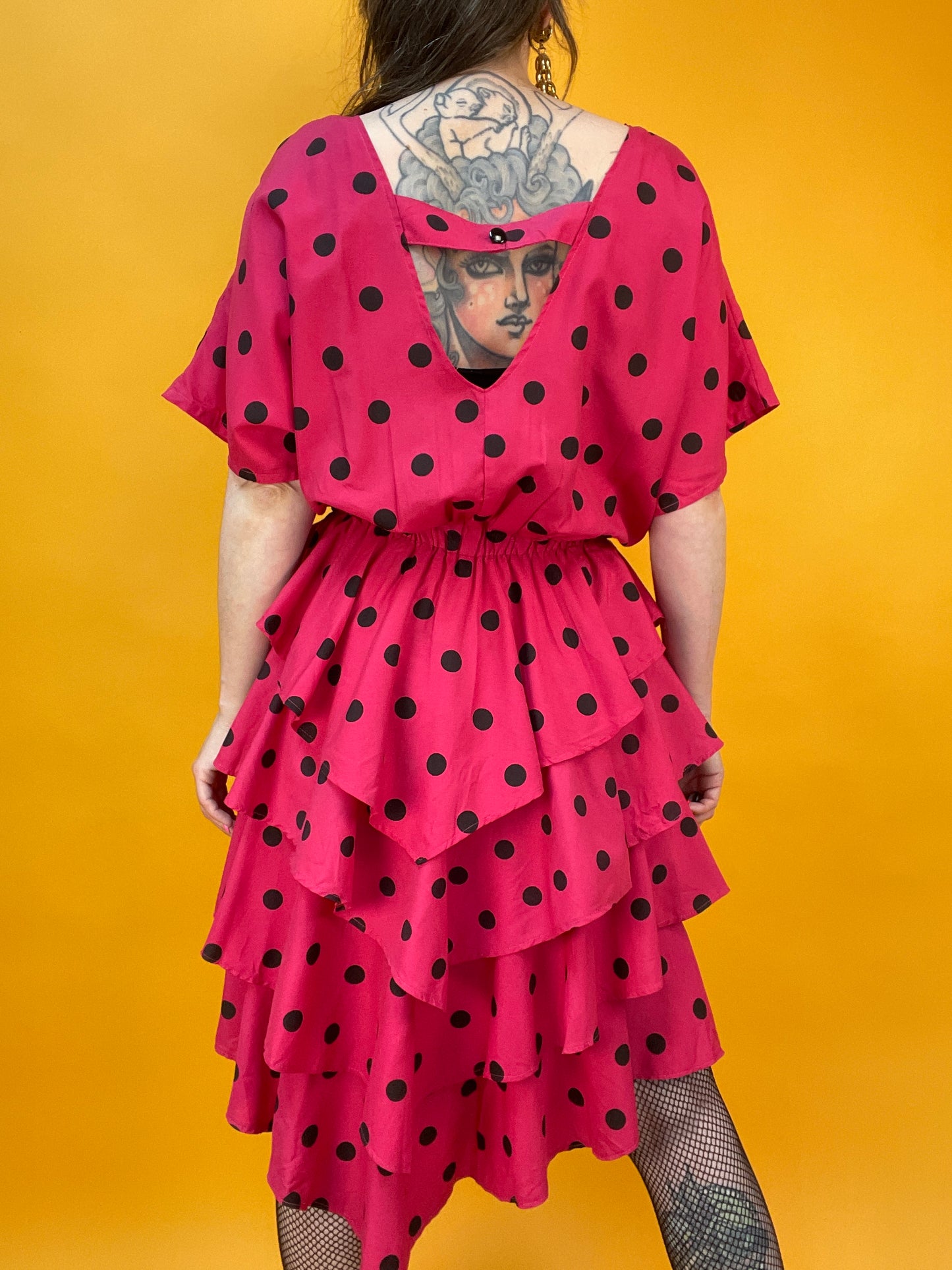 Famoses 80s Rüschenkleid mit Punktemuster in Knallpink